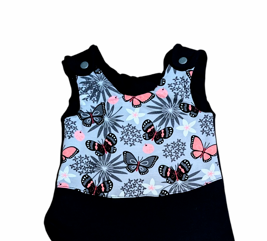 Baby-Strampler/Kinder Latzhose " Schmetterlinge " in den Gr.50/56 bis 98/104 aus Jersey 