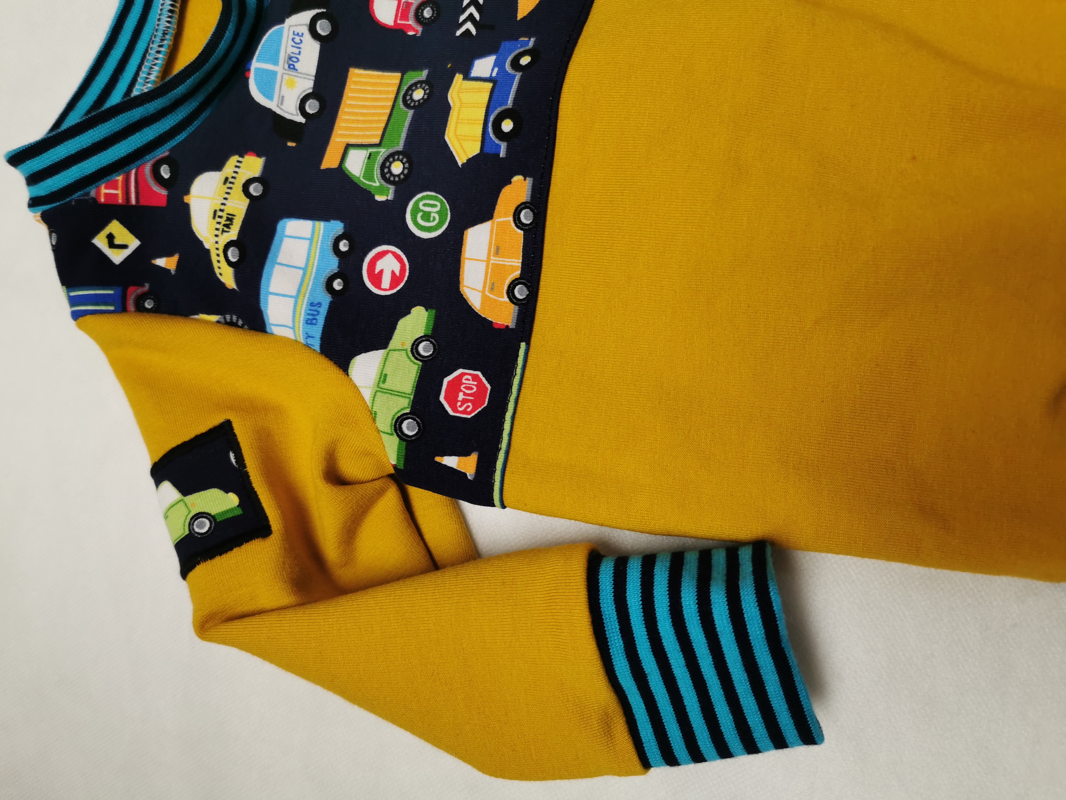 Kinderpullover mit Auto-Muster in den Größen 74/80 bis 122 aus Jersry