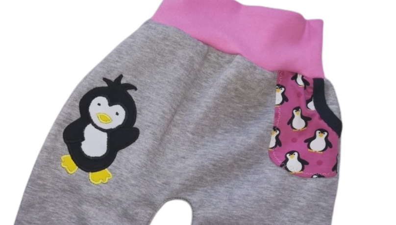 Babyhose mit Pinguin-Motiv