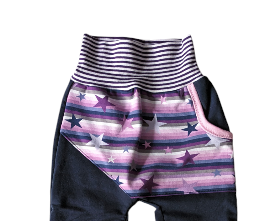Kinderhose mit Sternenmuster lila in den Größen 50/56 bis 140 aus Jersey 