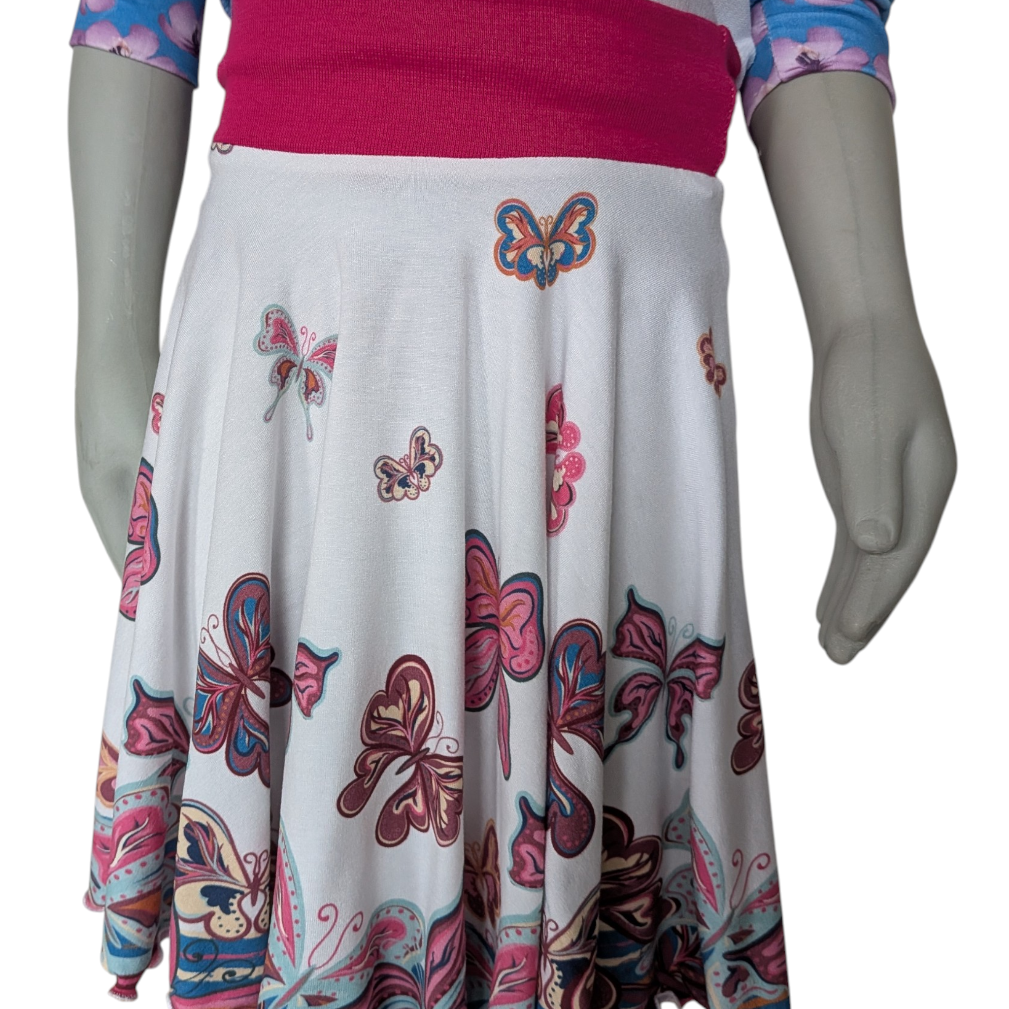 Kinderrock mit Schmetterlingsmuster in den Größen 98/104 und 110/116 aus Single-Jersey 