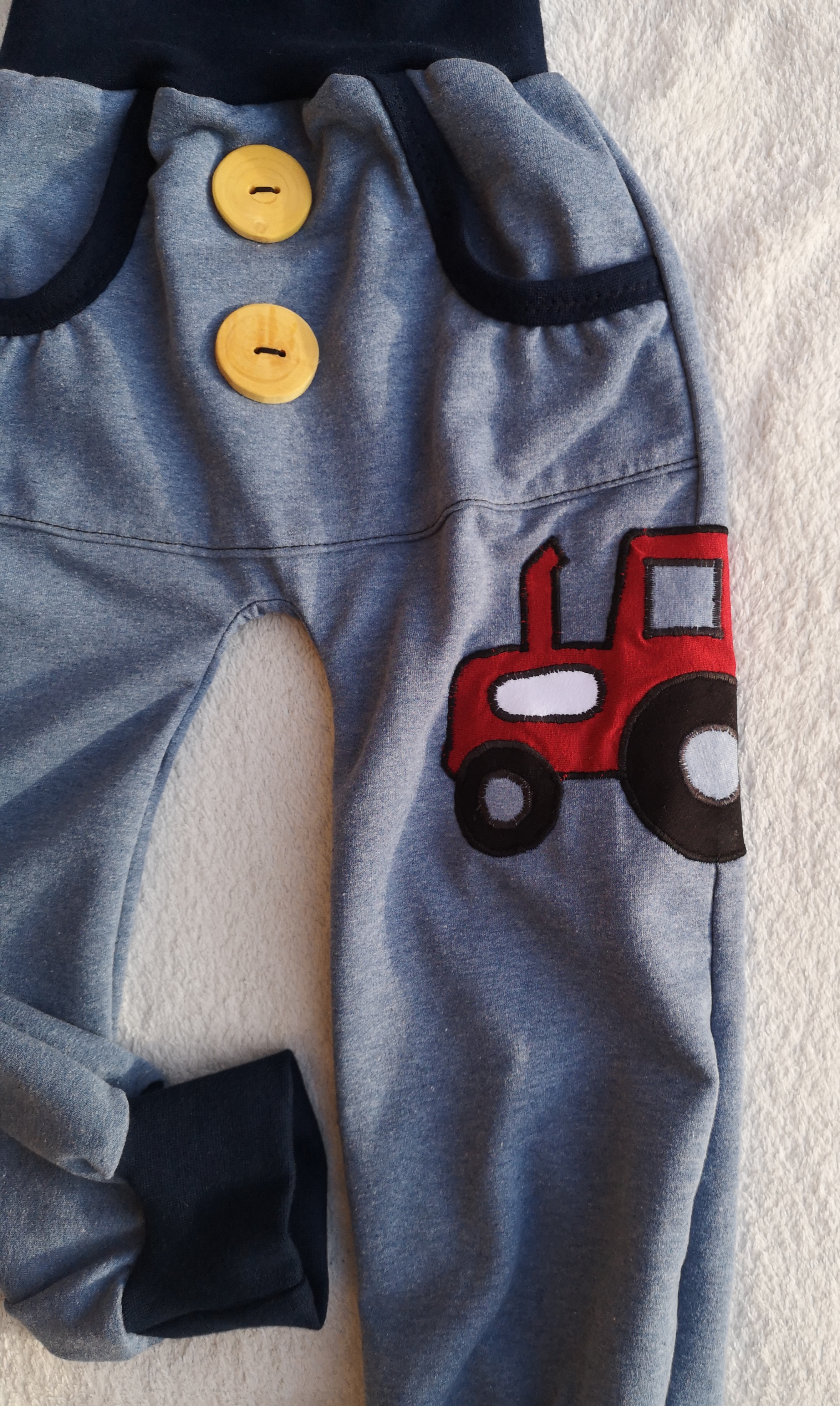 Kinderhose mit Traktor-Applikation in den Gr.  62/68 bis 140 aus Jersey