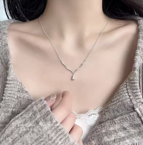 Elegant Silver Pendant Necklace