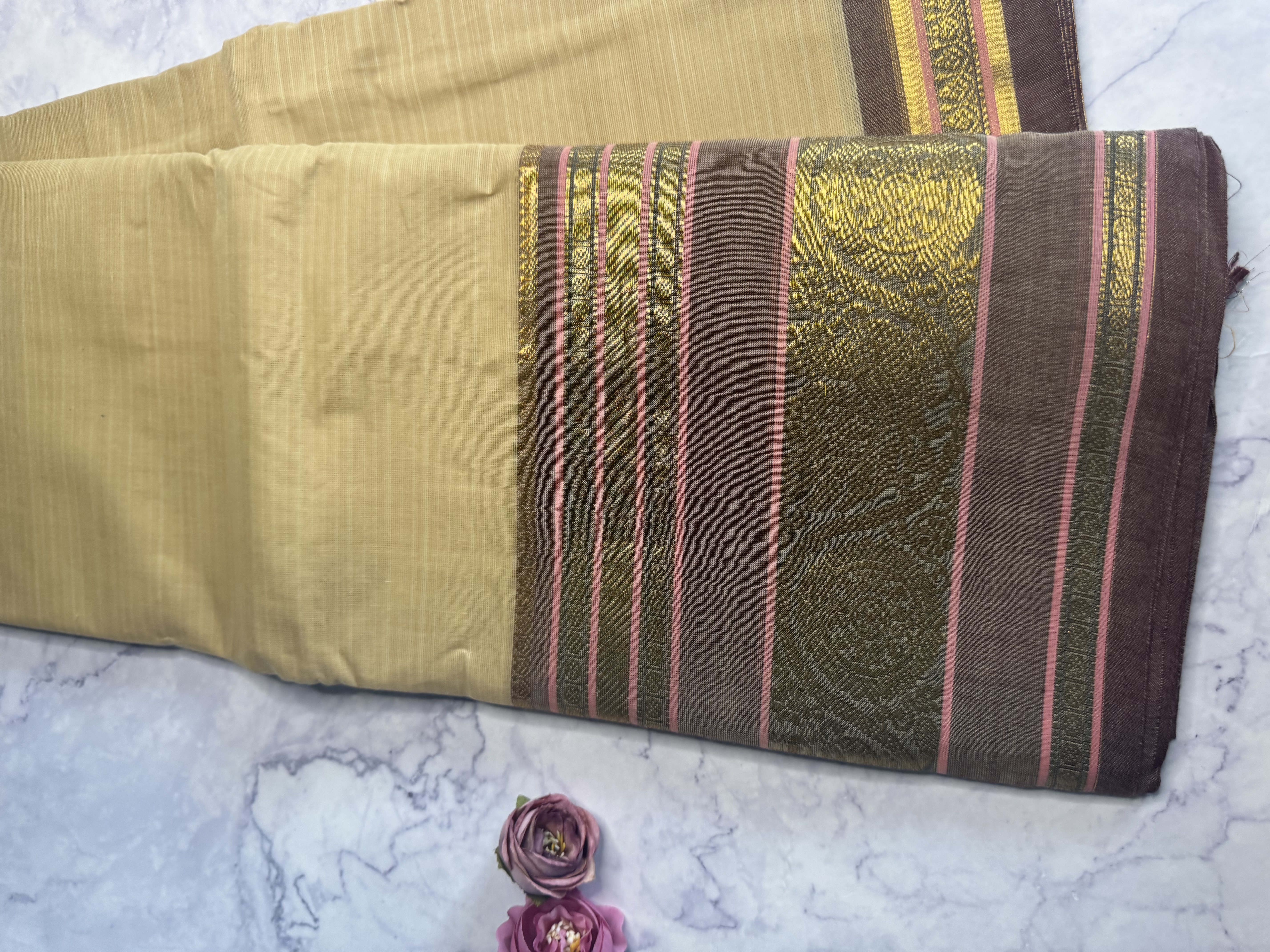 Biscuit shade with brown border