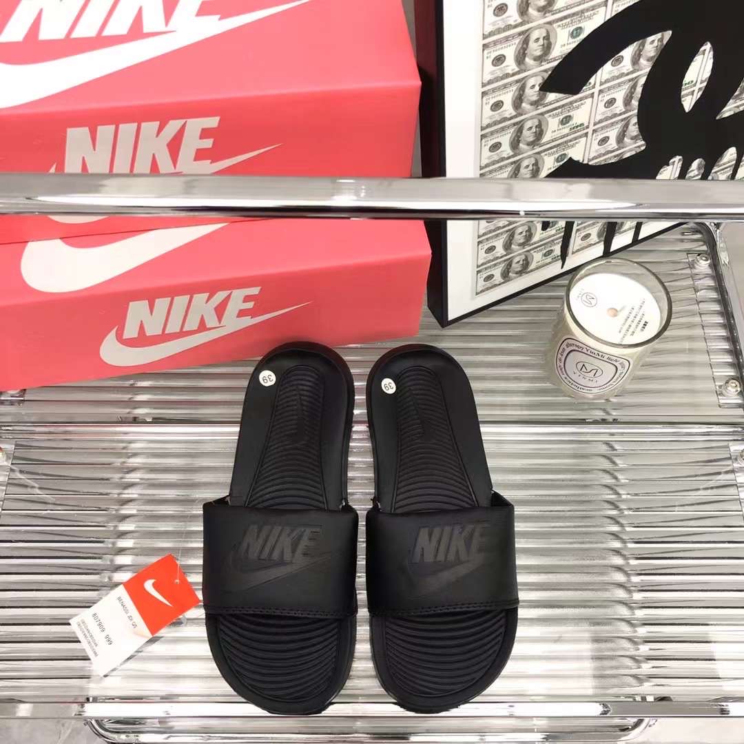 Nike Benassi Slides