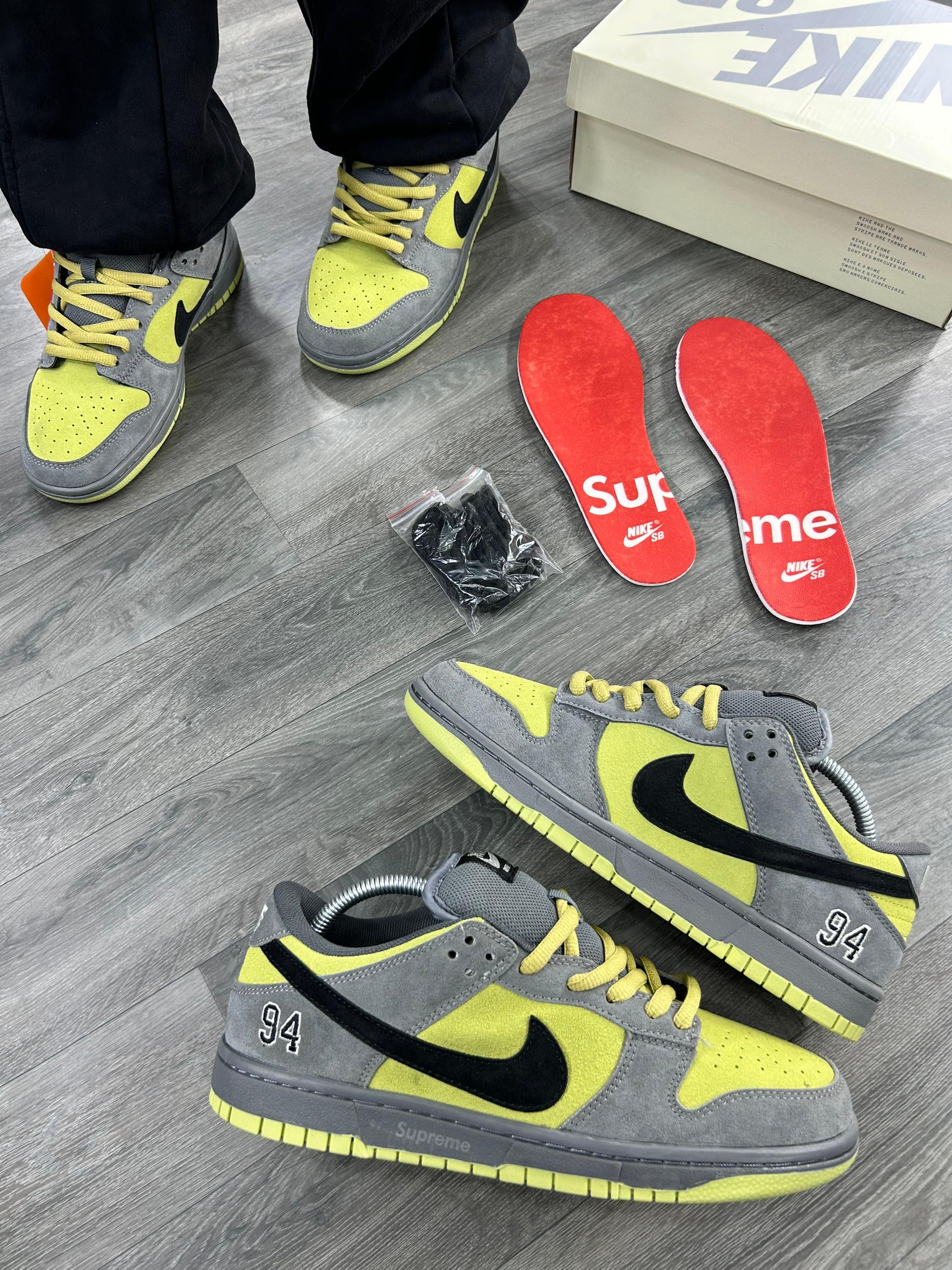 Nike SB Dunk Low Supreme