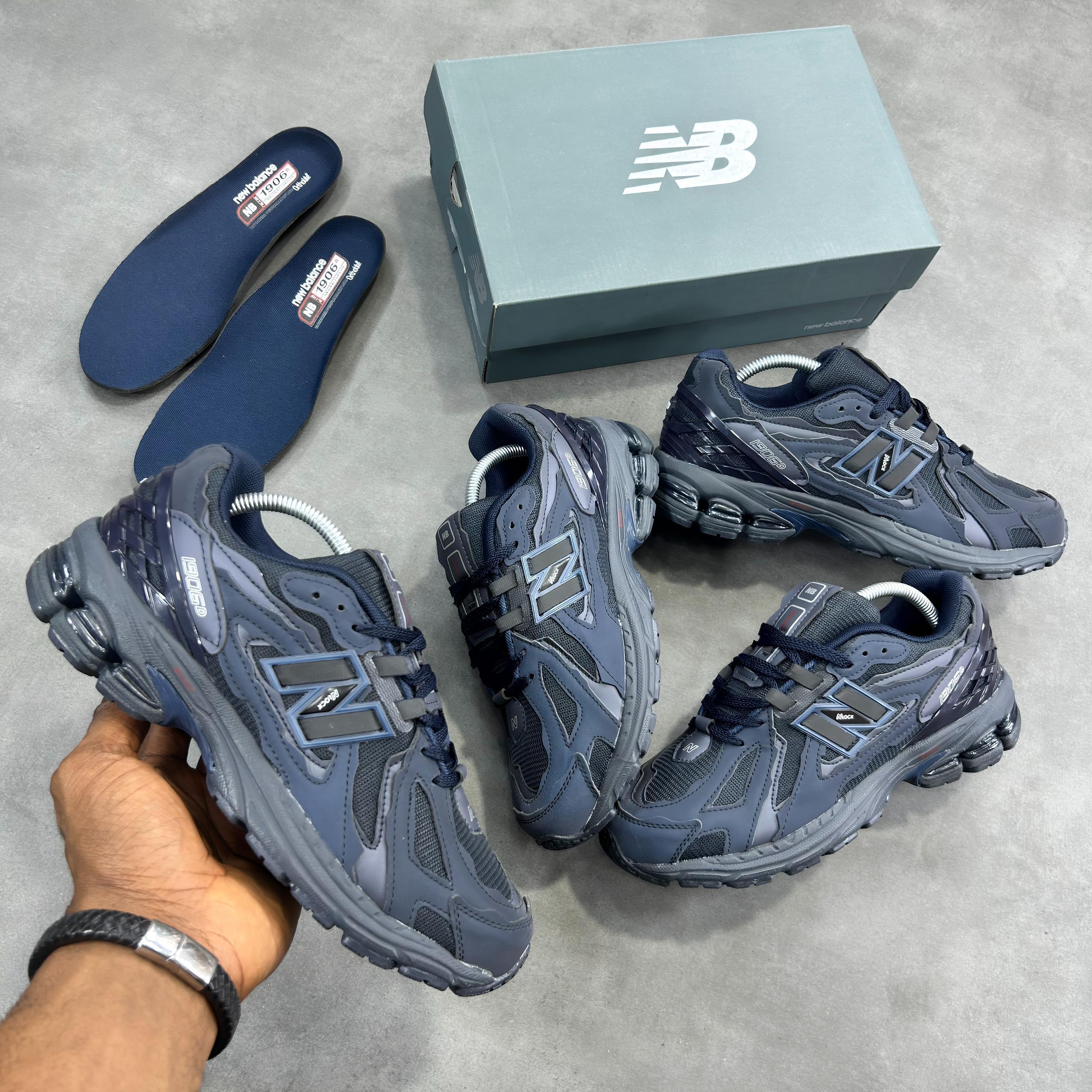 New Balance 2002R Sneakers