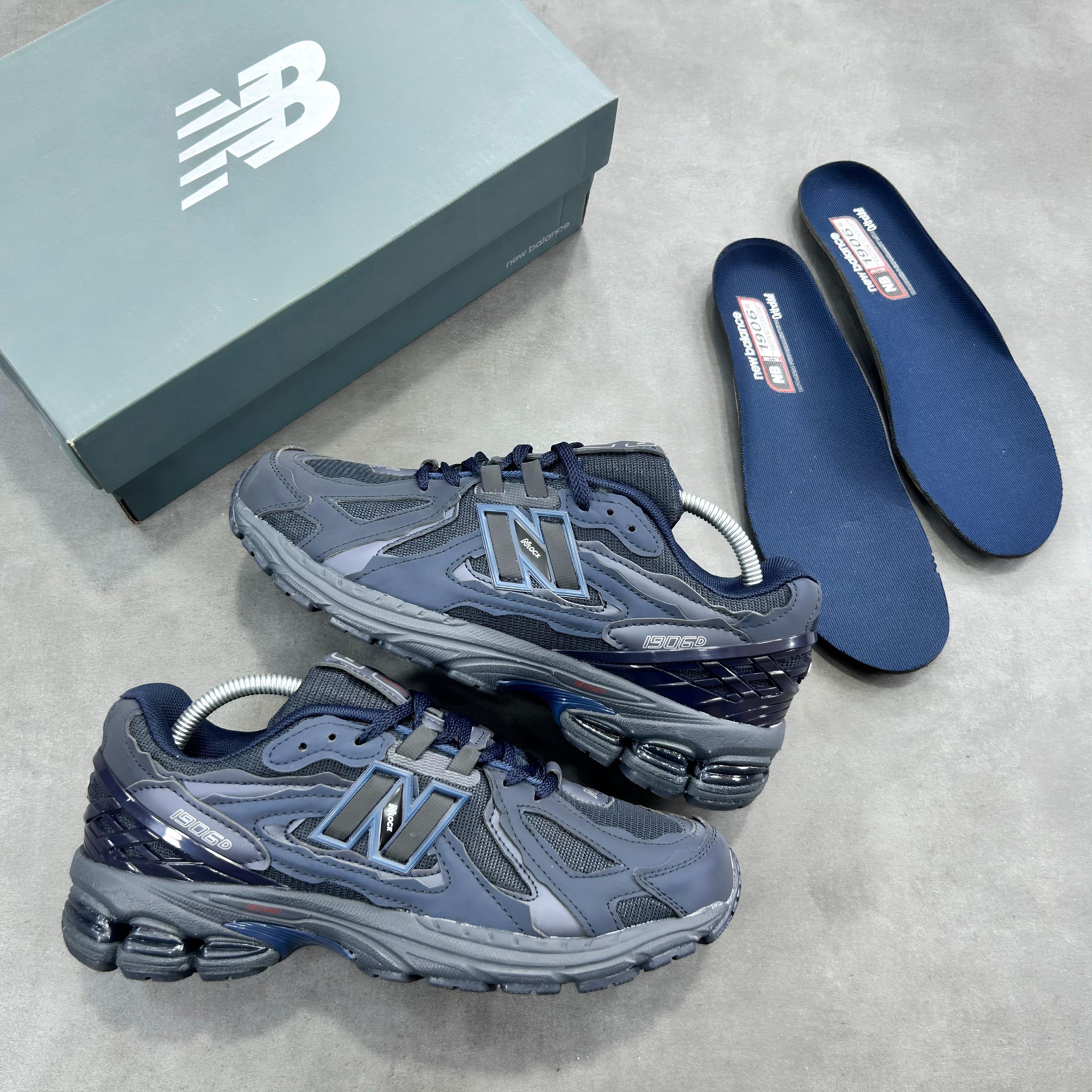 New Balance 2002R Sneakers