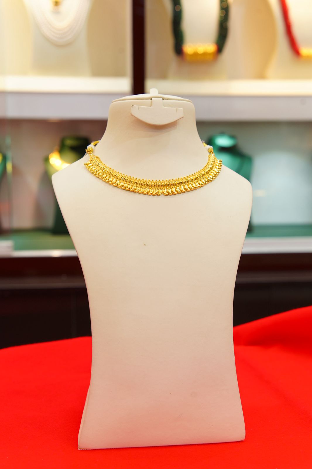 Elegant gold necklace