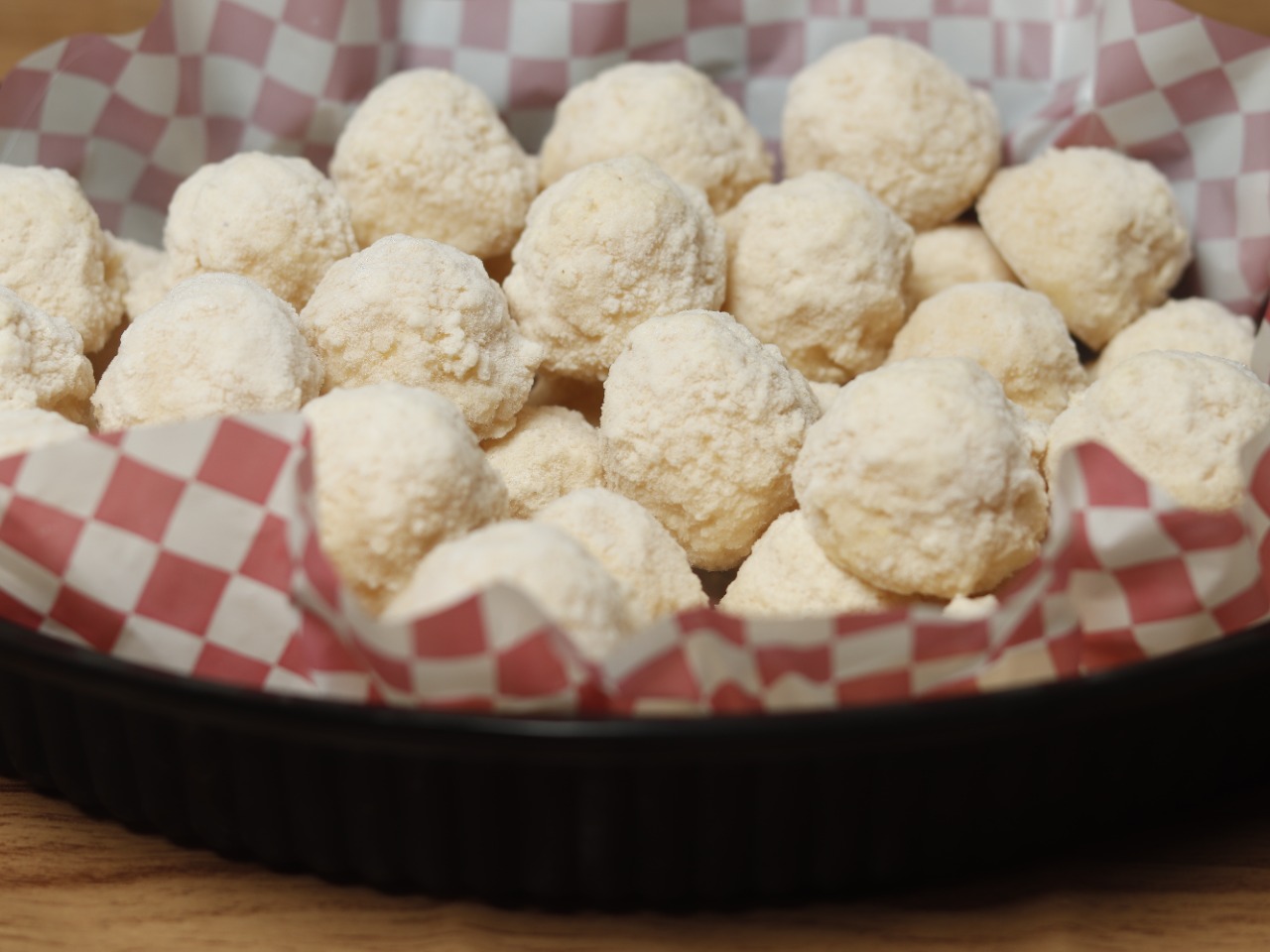 Bandeja Picada 2 Buñuelo de Frijol con relleno de queso x 50 unid.