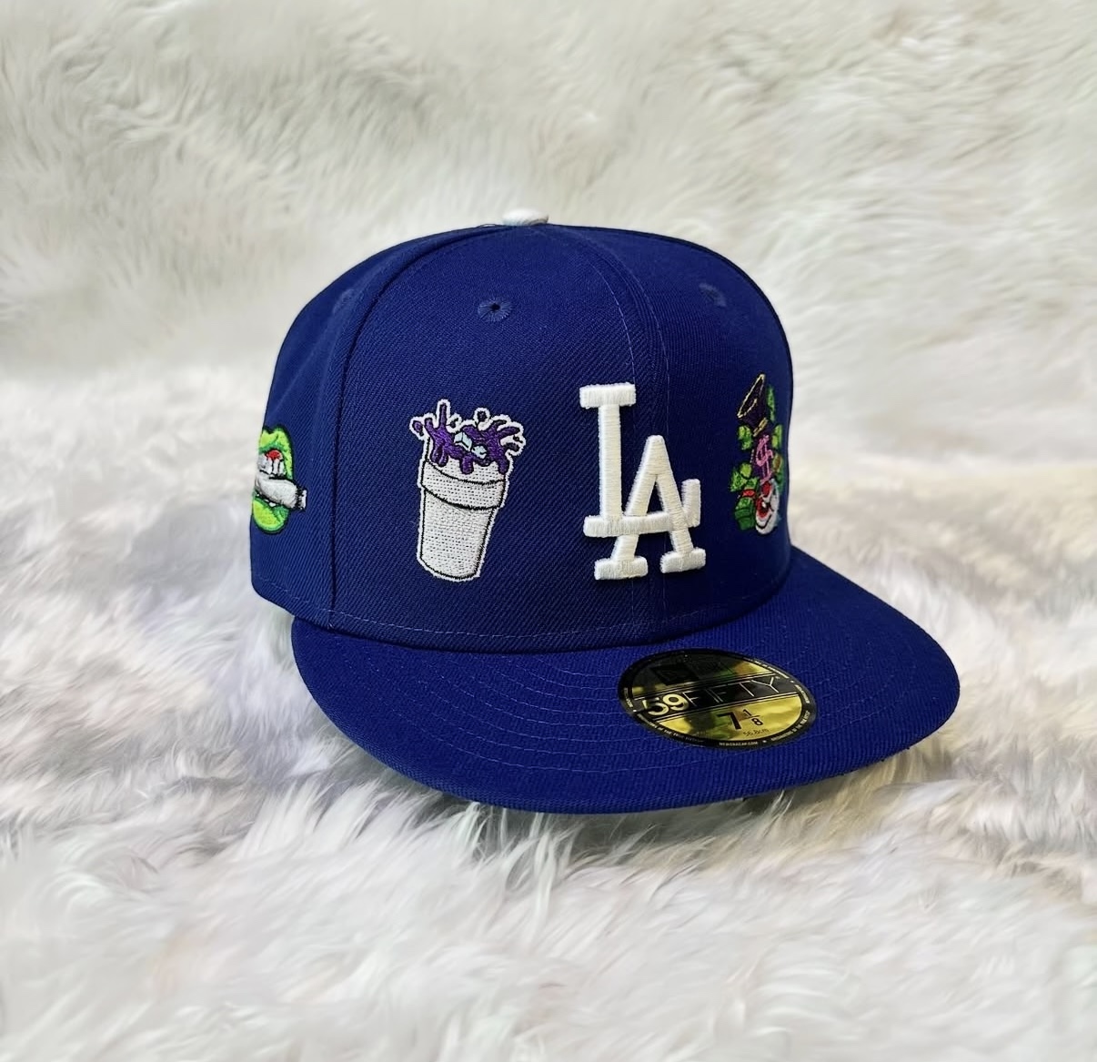 Gorra azul con logotipo