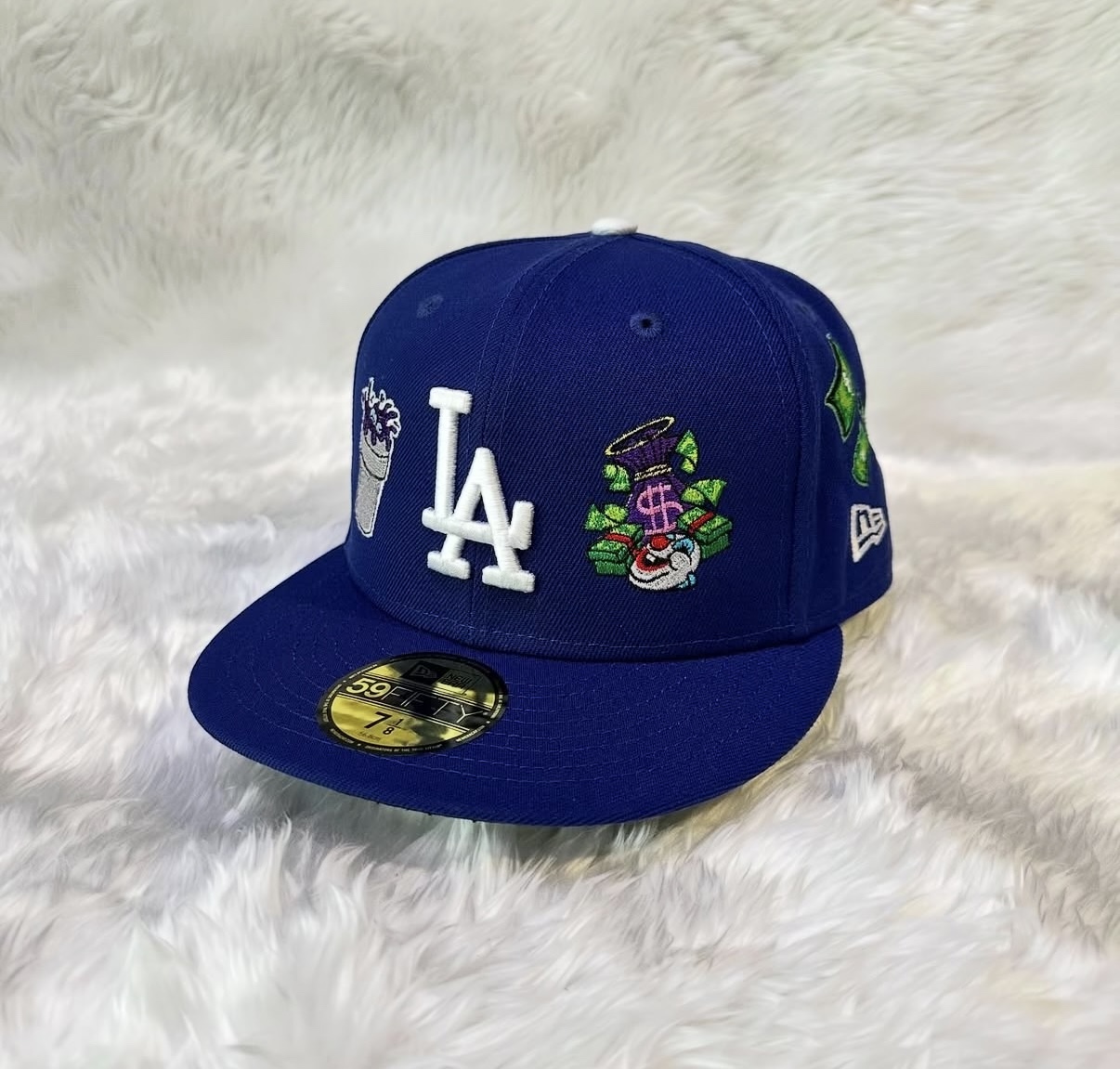 Gorra azul con logotipo