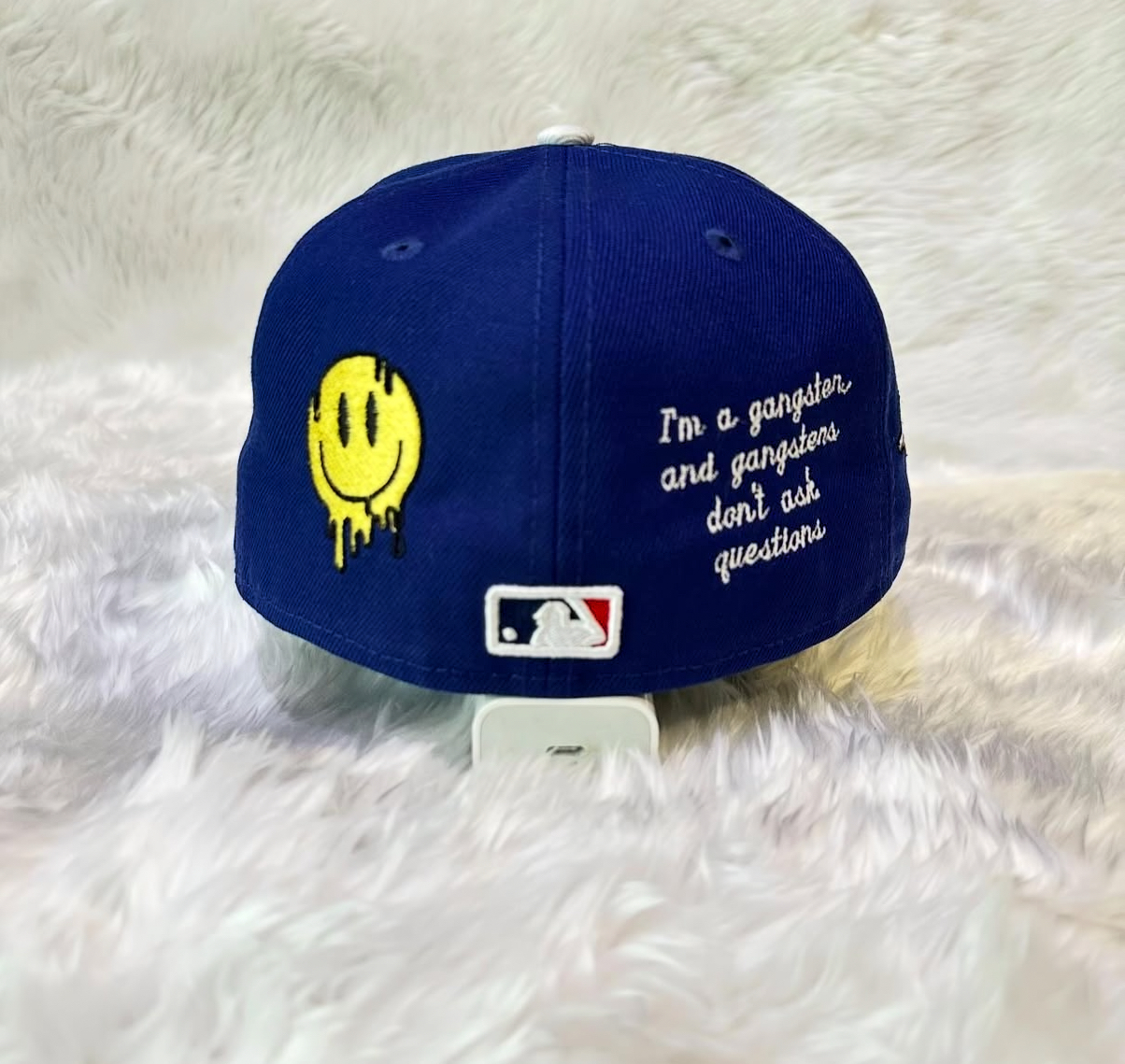 Gorra azul con logotipo