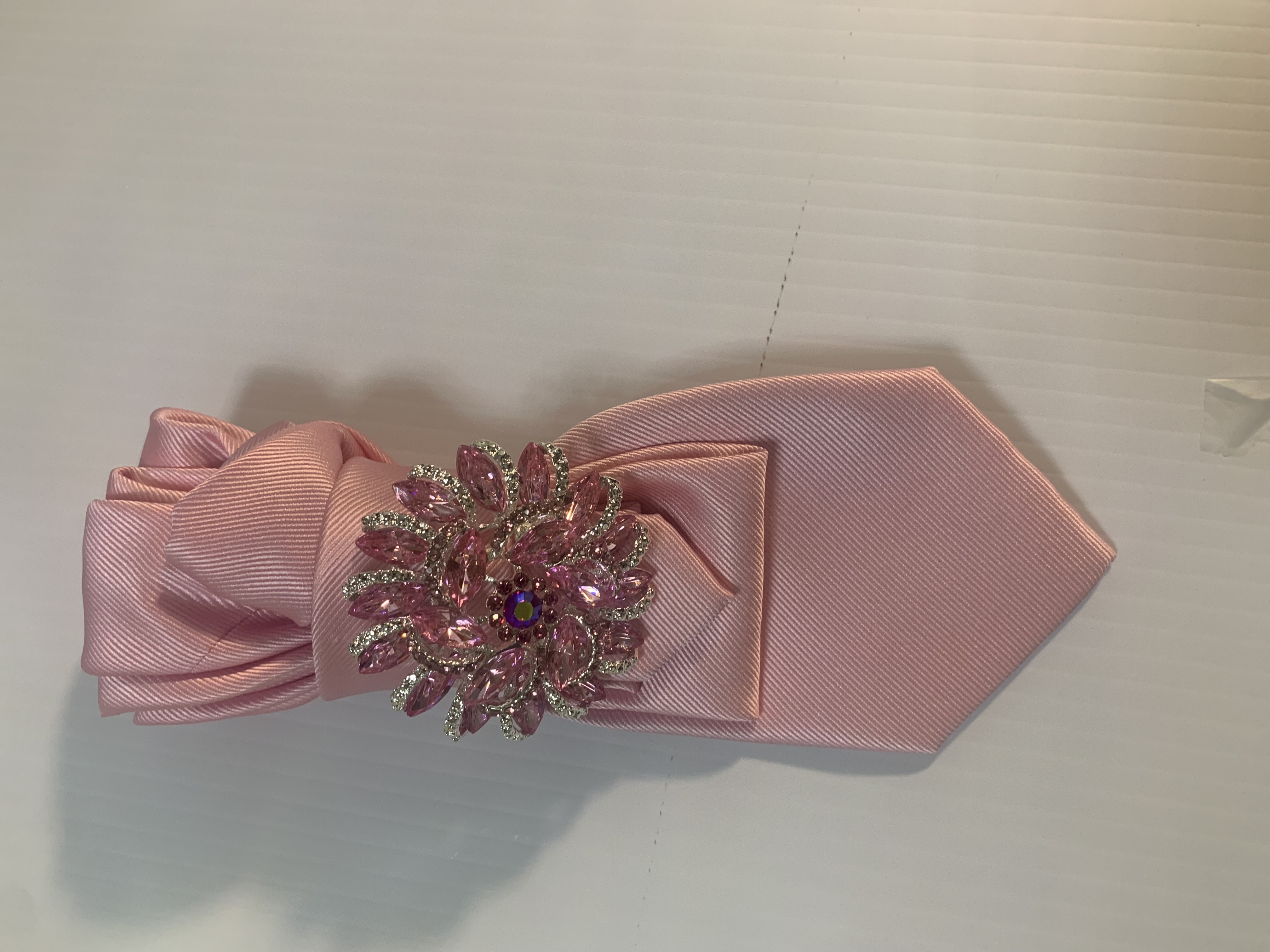 Elegant Pink Brooch Tie