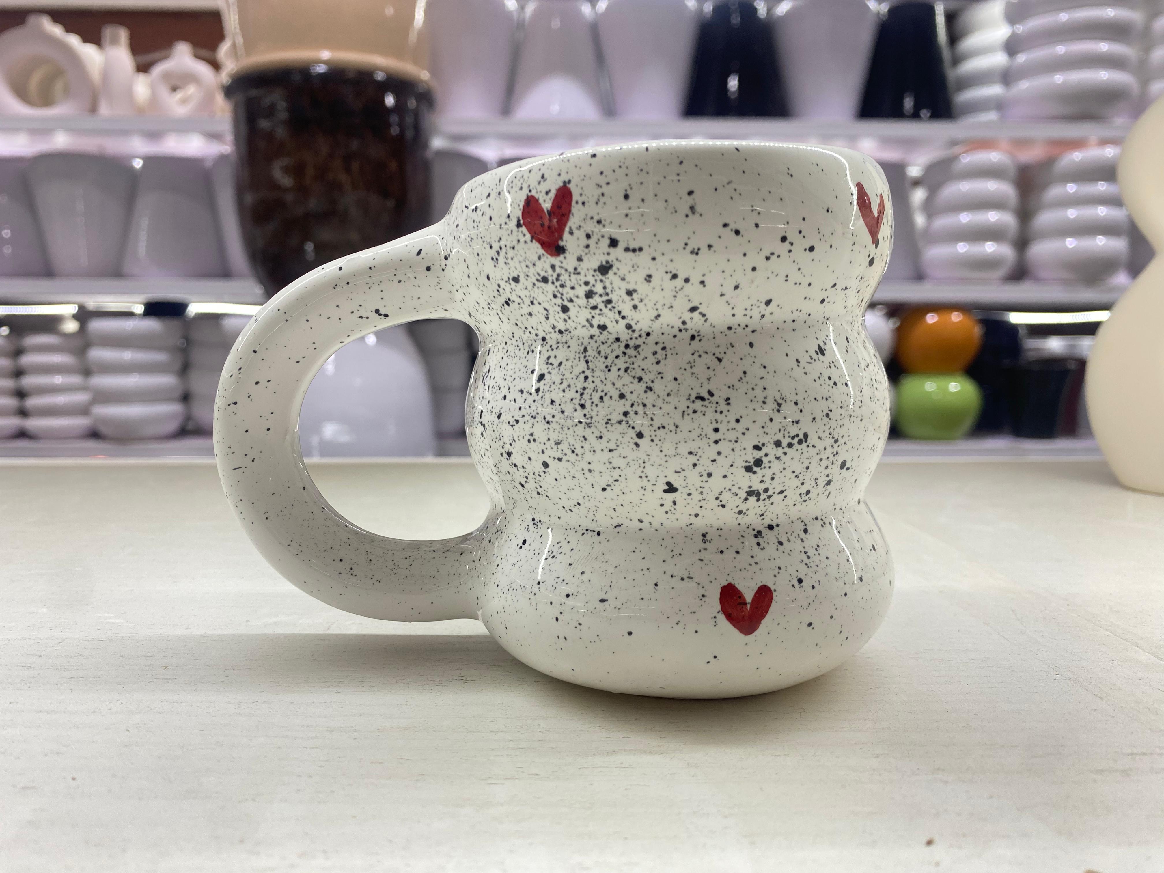Tasse "Graffiti d’Amour" 🖤✨ - Design Galbé et Cœurs Rouges