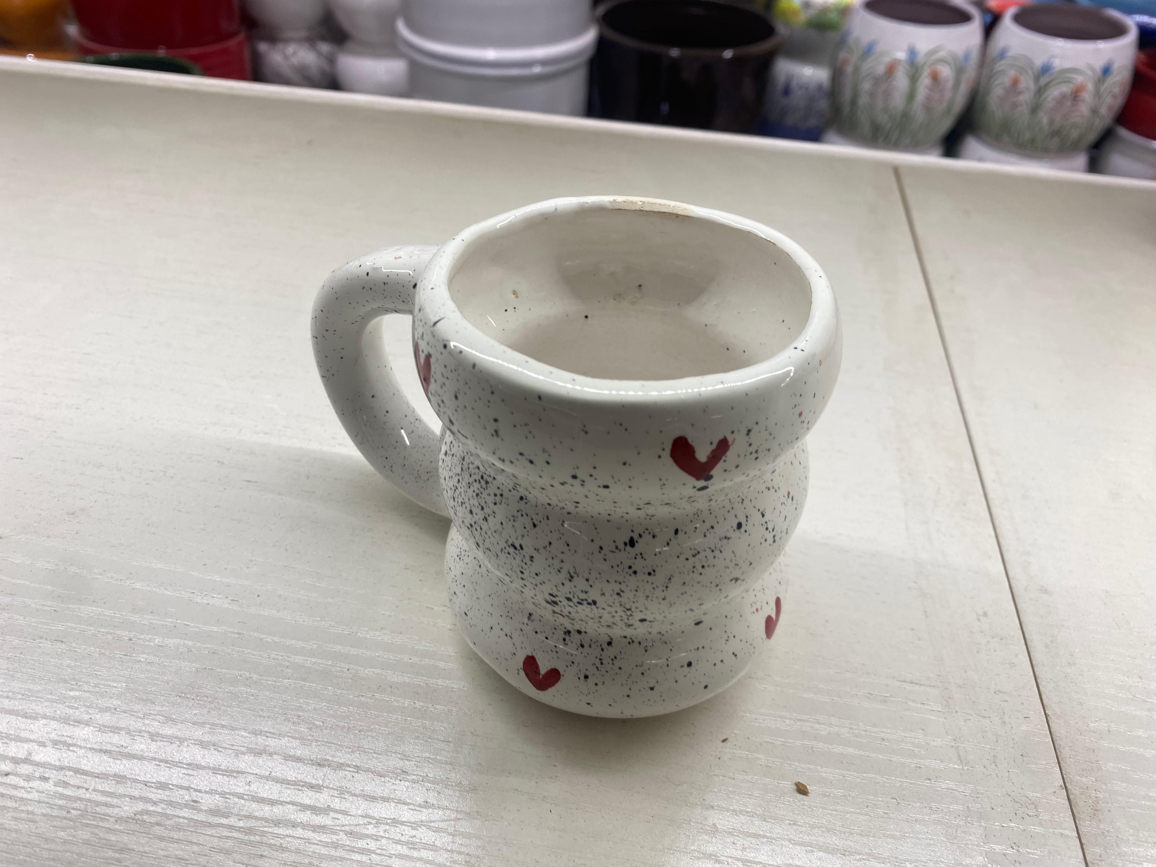 Tasse "Graffiti d’Amour" 🖤✨ - Design Galbé et Cœurs Rouges