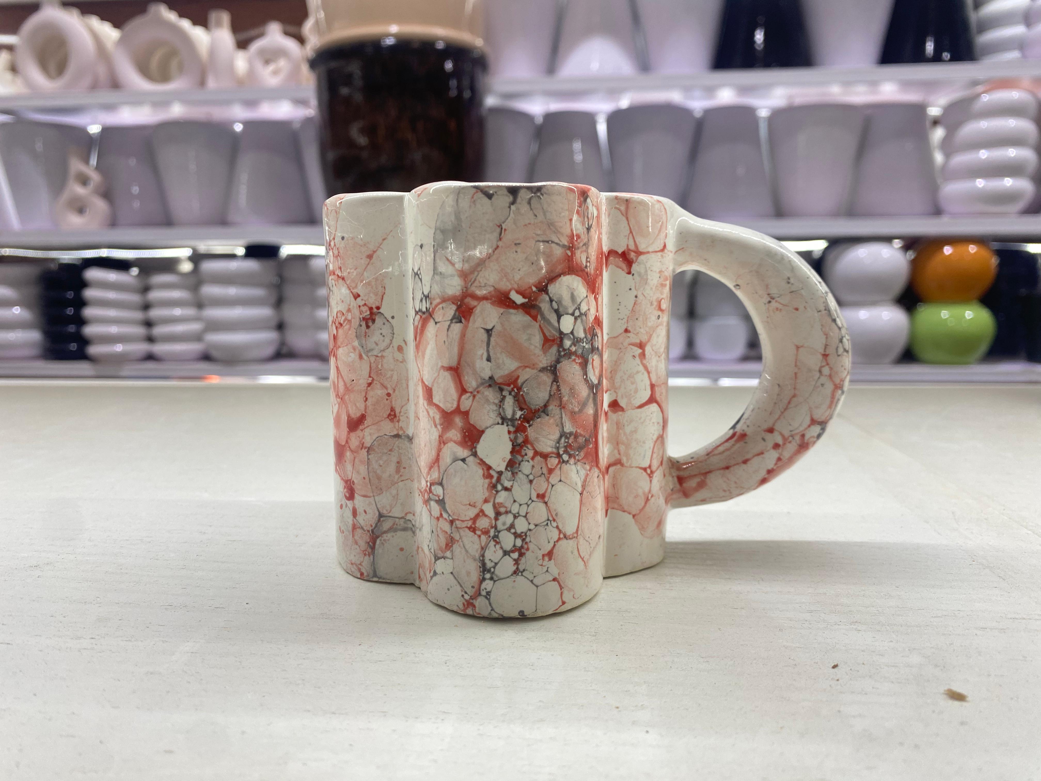 Tasse en céramique marbrée