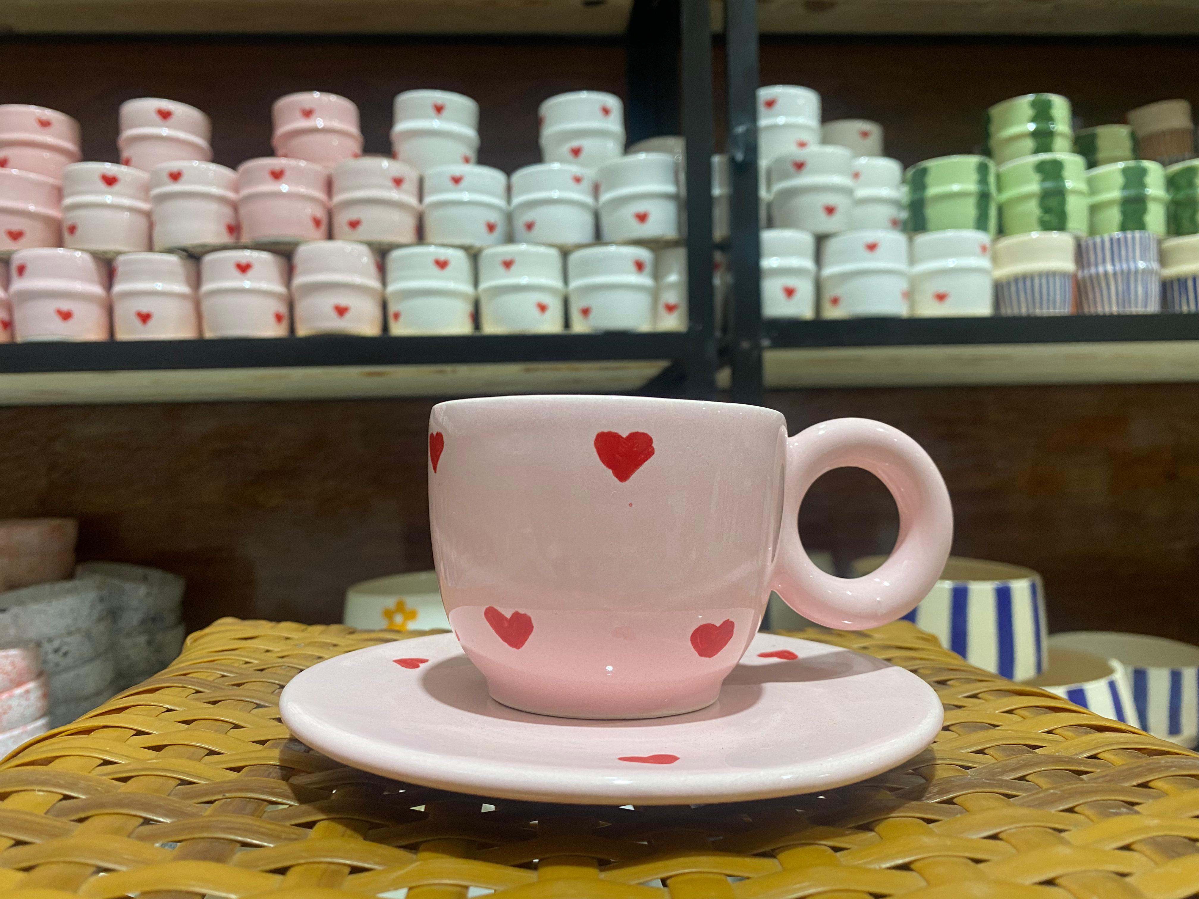 Tasse à café en céramique avec soucoupe