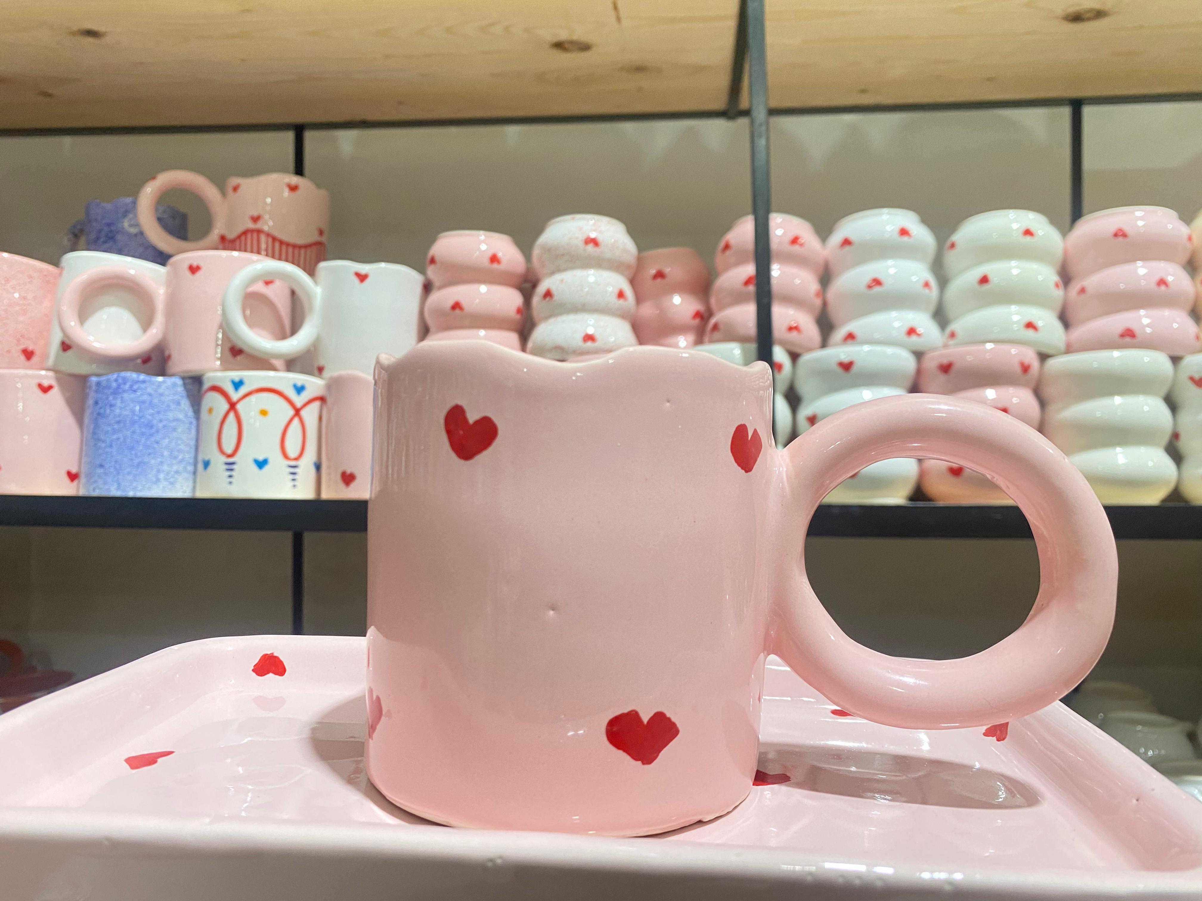 Tasse en céramique rose à cœurs