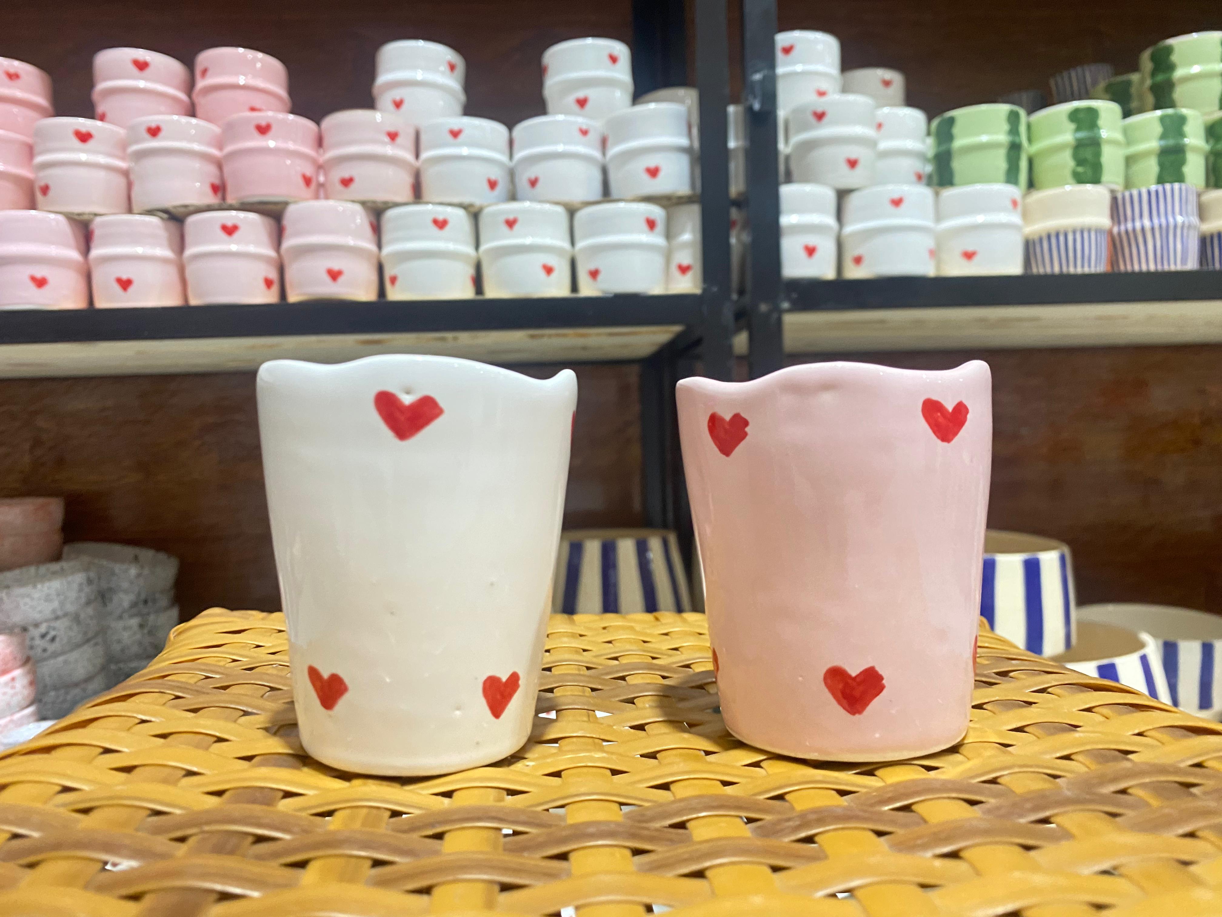 Tasses artisanales avec cœurs
