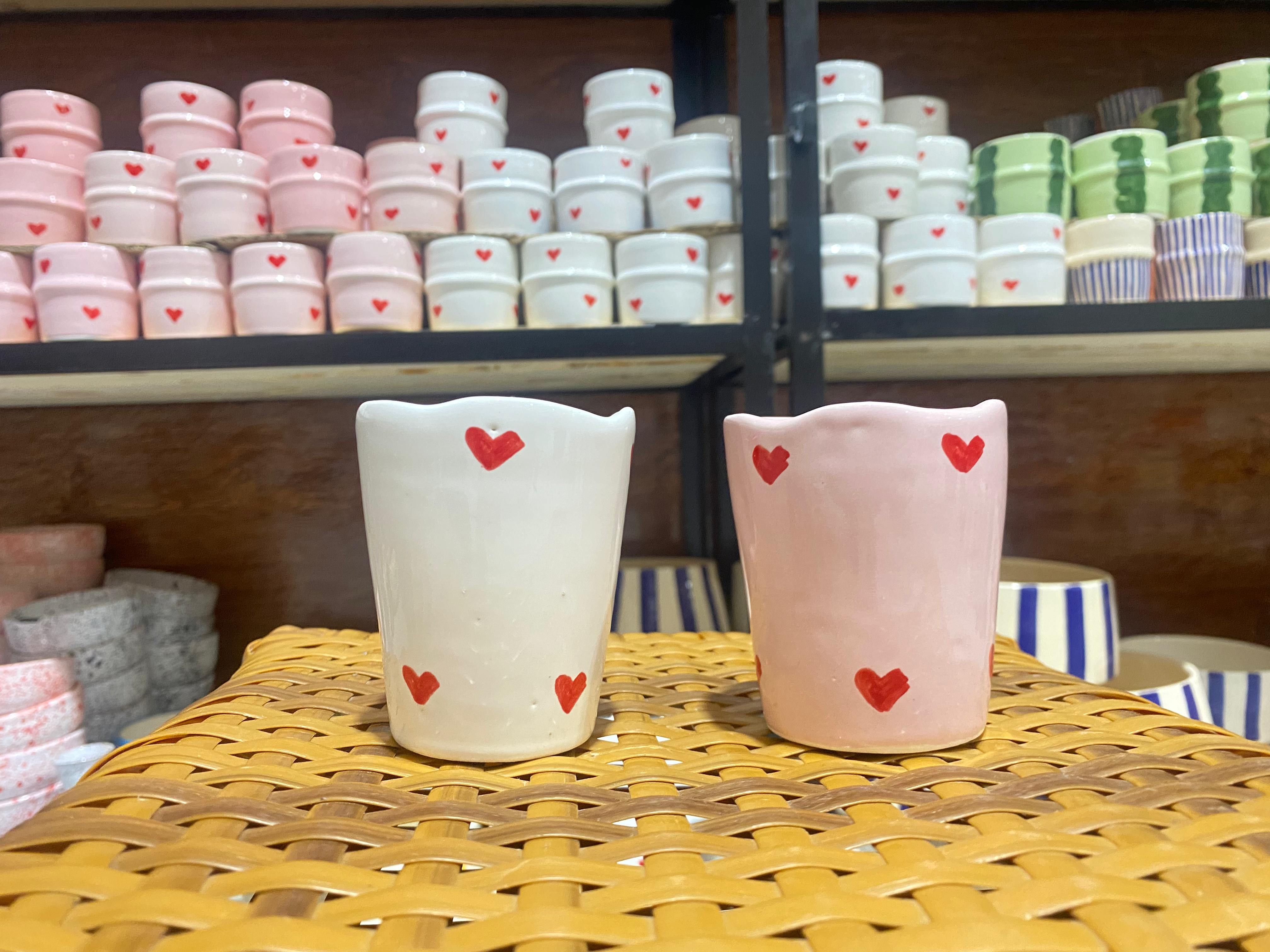 Tasses artisanales avec cœurs