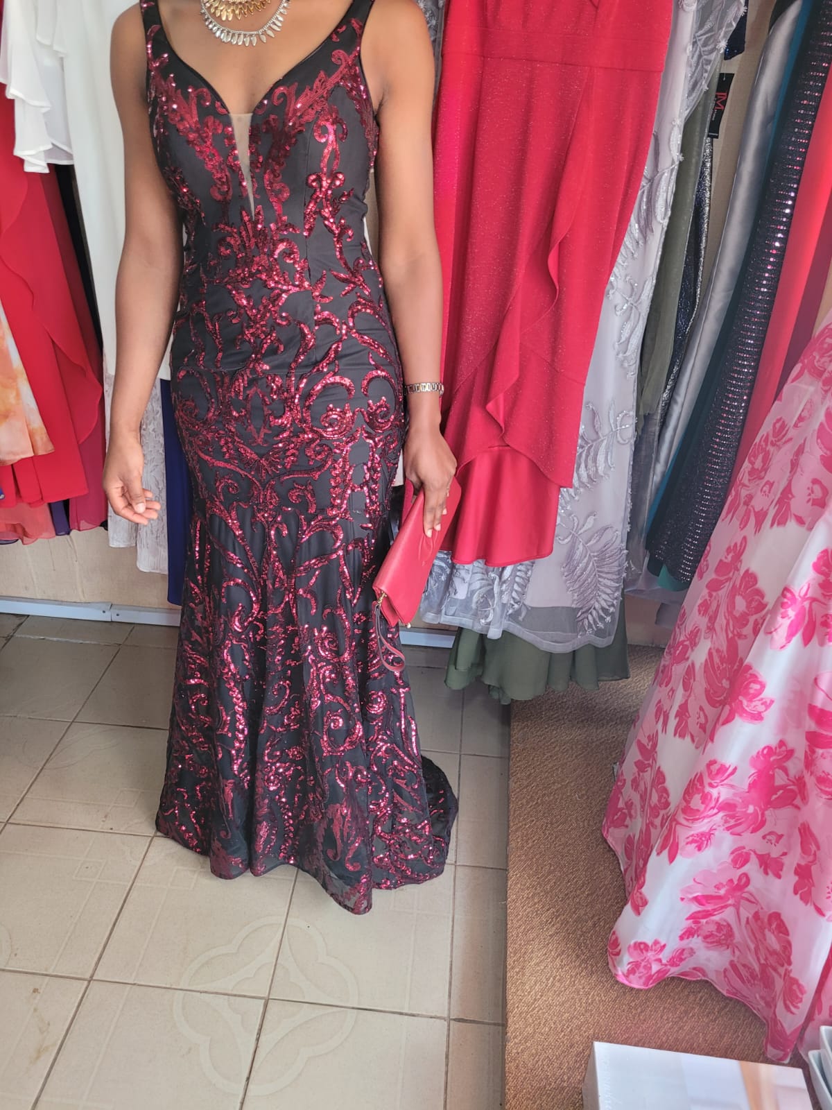 Robe noire brodée de rouge mince bretelles T38