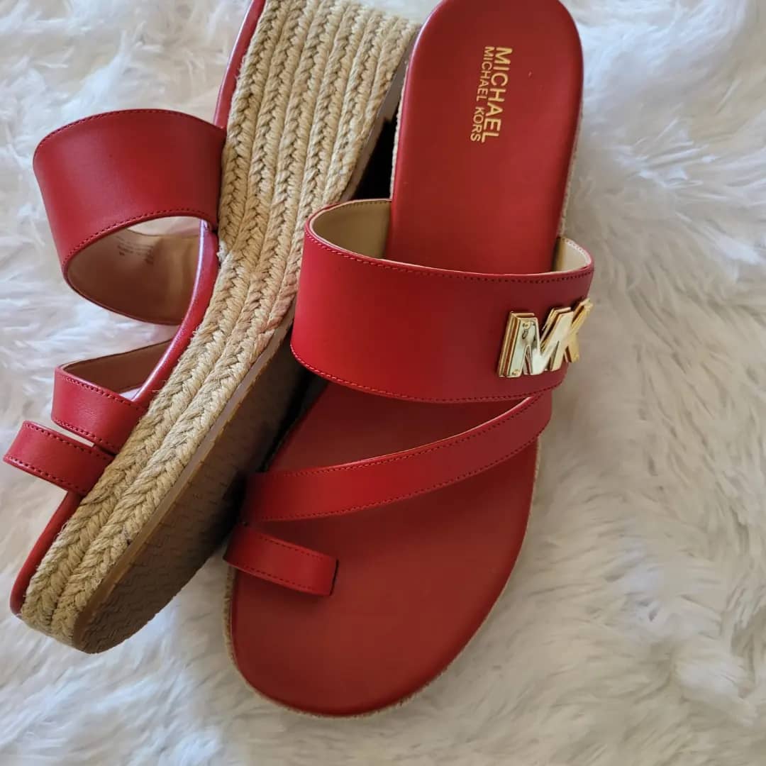 Sandales compensées rouges Michael Kors