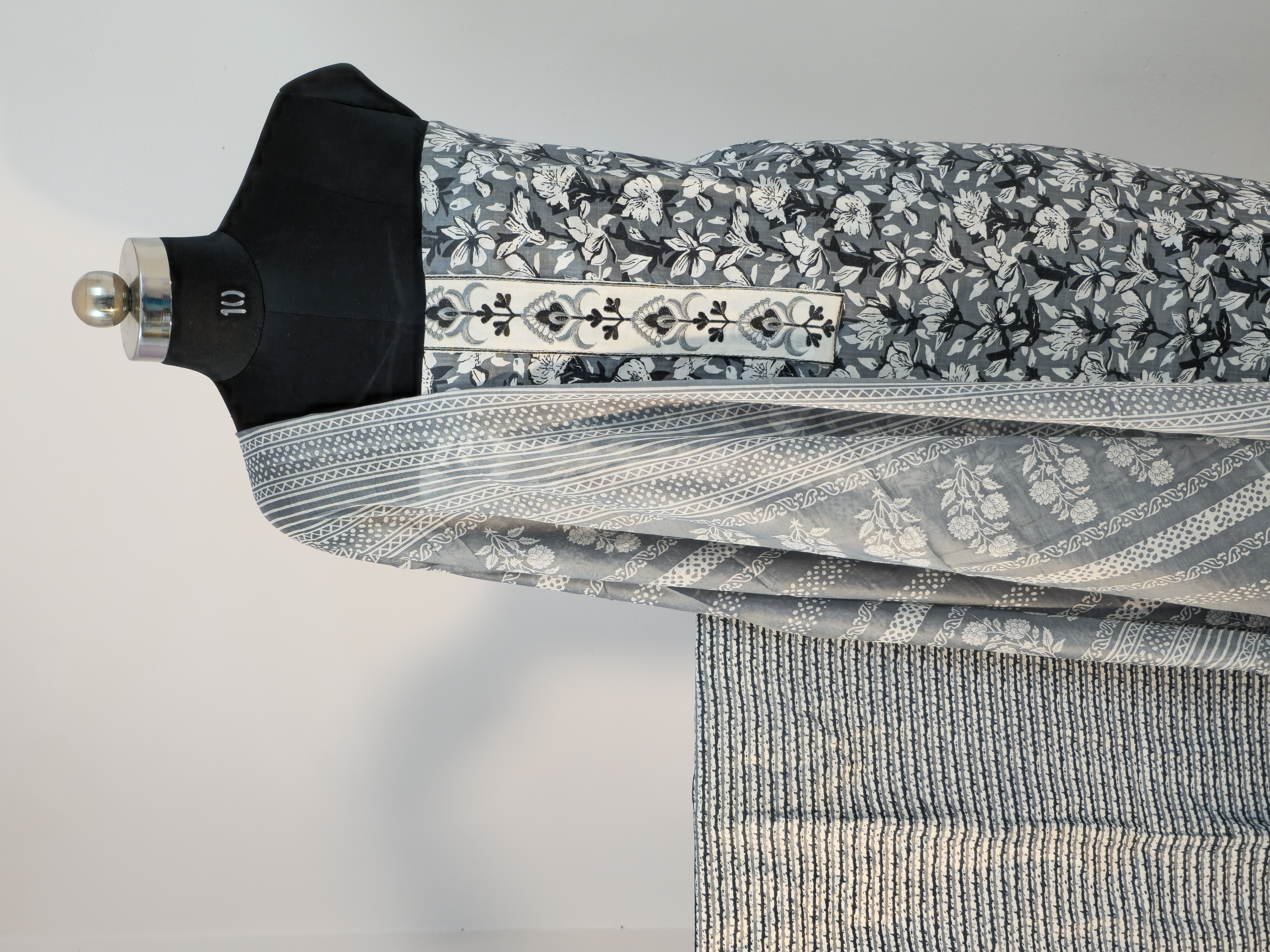 Thread Culture on Neck Grey Elegant Suit