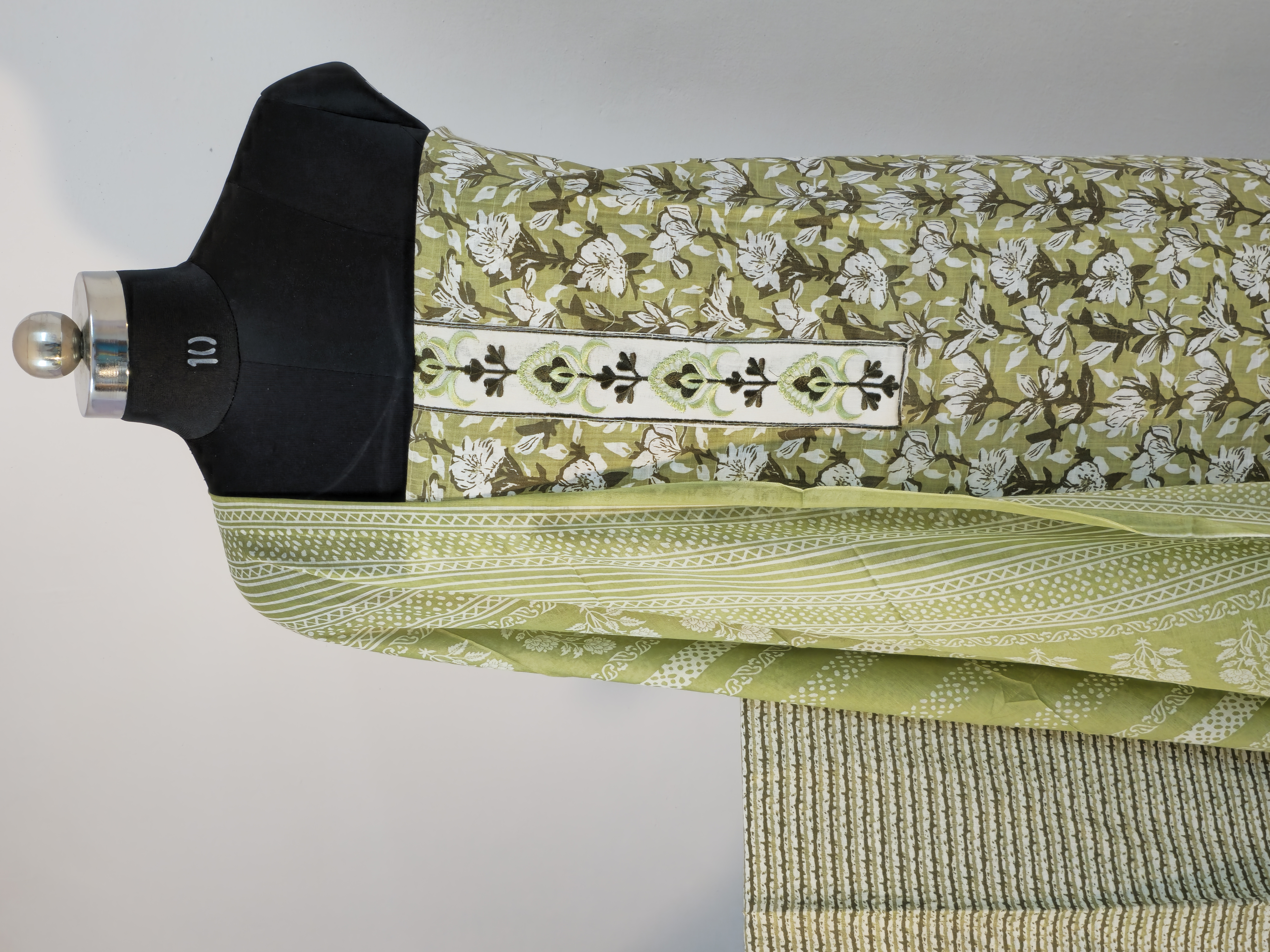 Thread Culture on Neck Light Kelly Green Elegant Suit