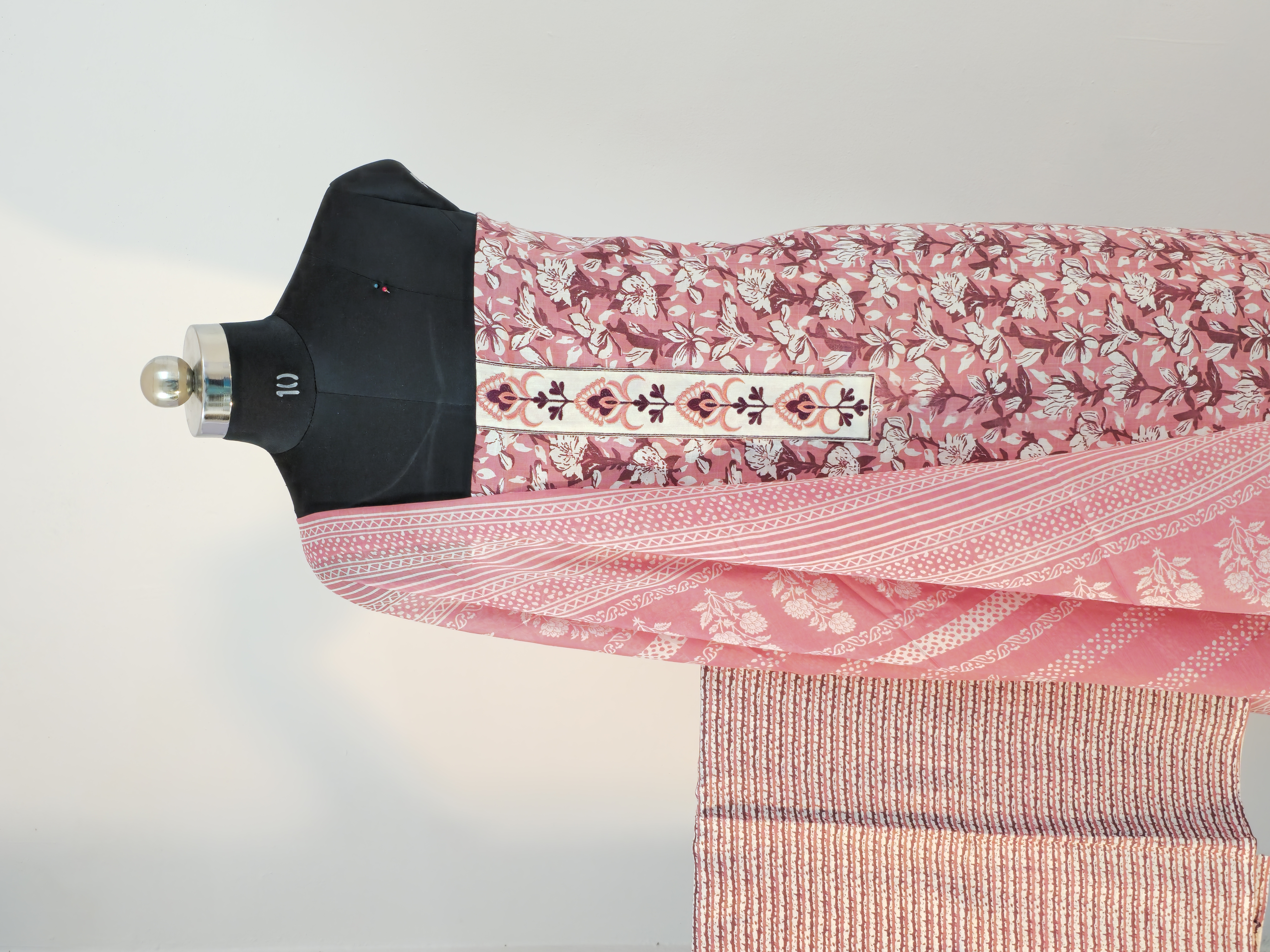 Thread Culture on Neck Pink Elegant Suit