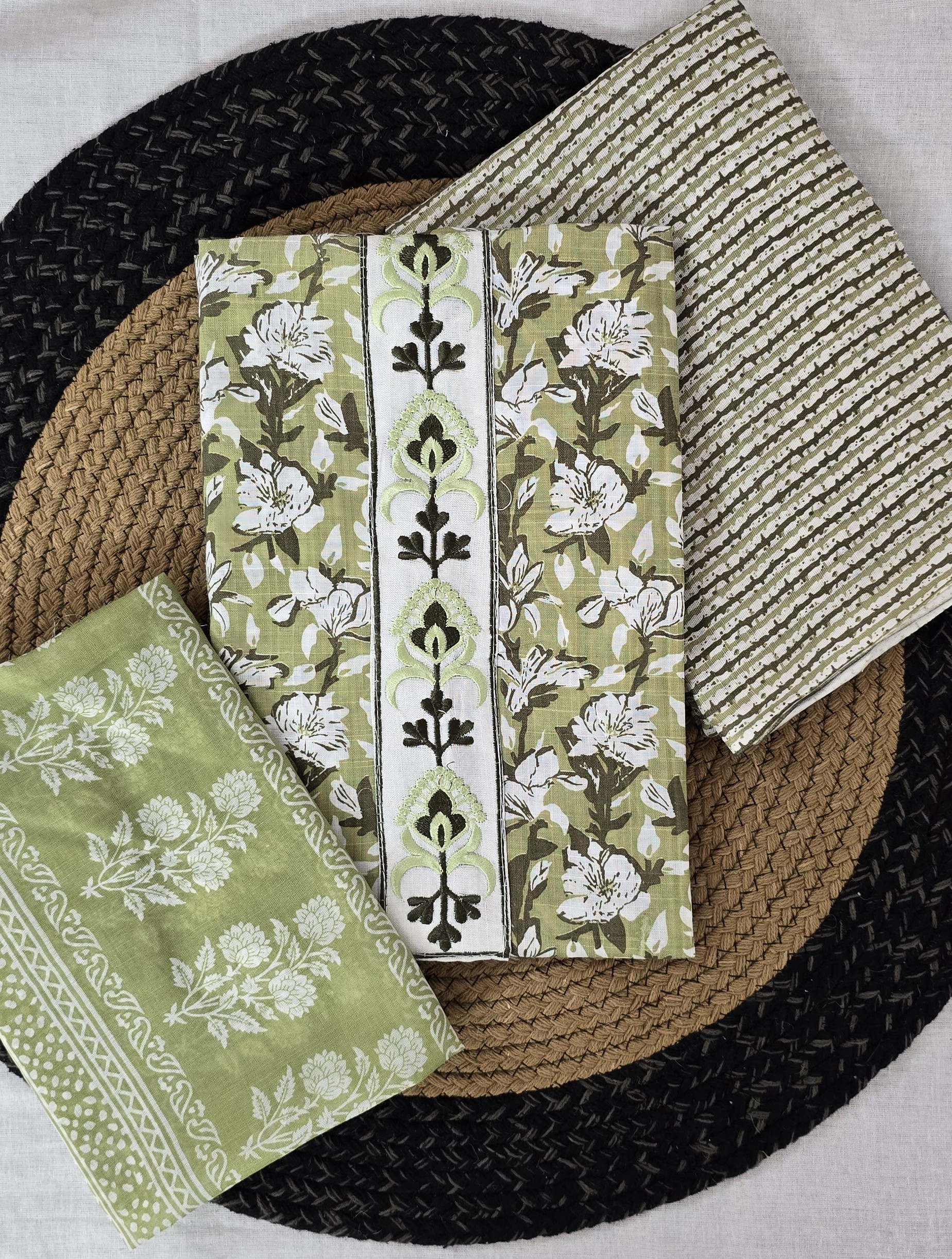 Thread Culture on Neck Light Kelly Green Elegant Suit