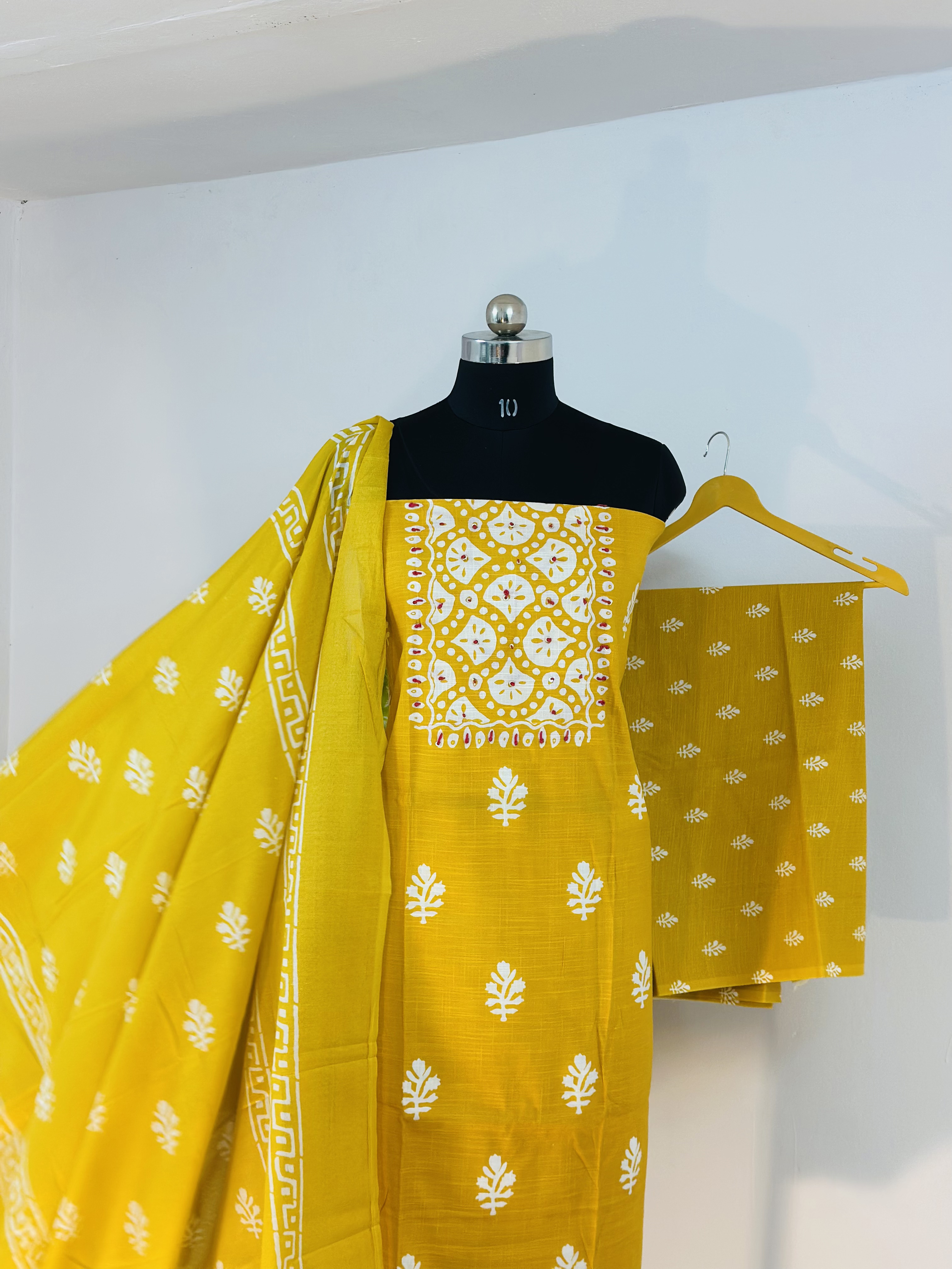 Emboss Culture Thread Yellow Elegant Suit