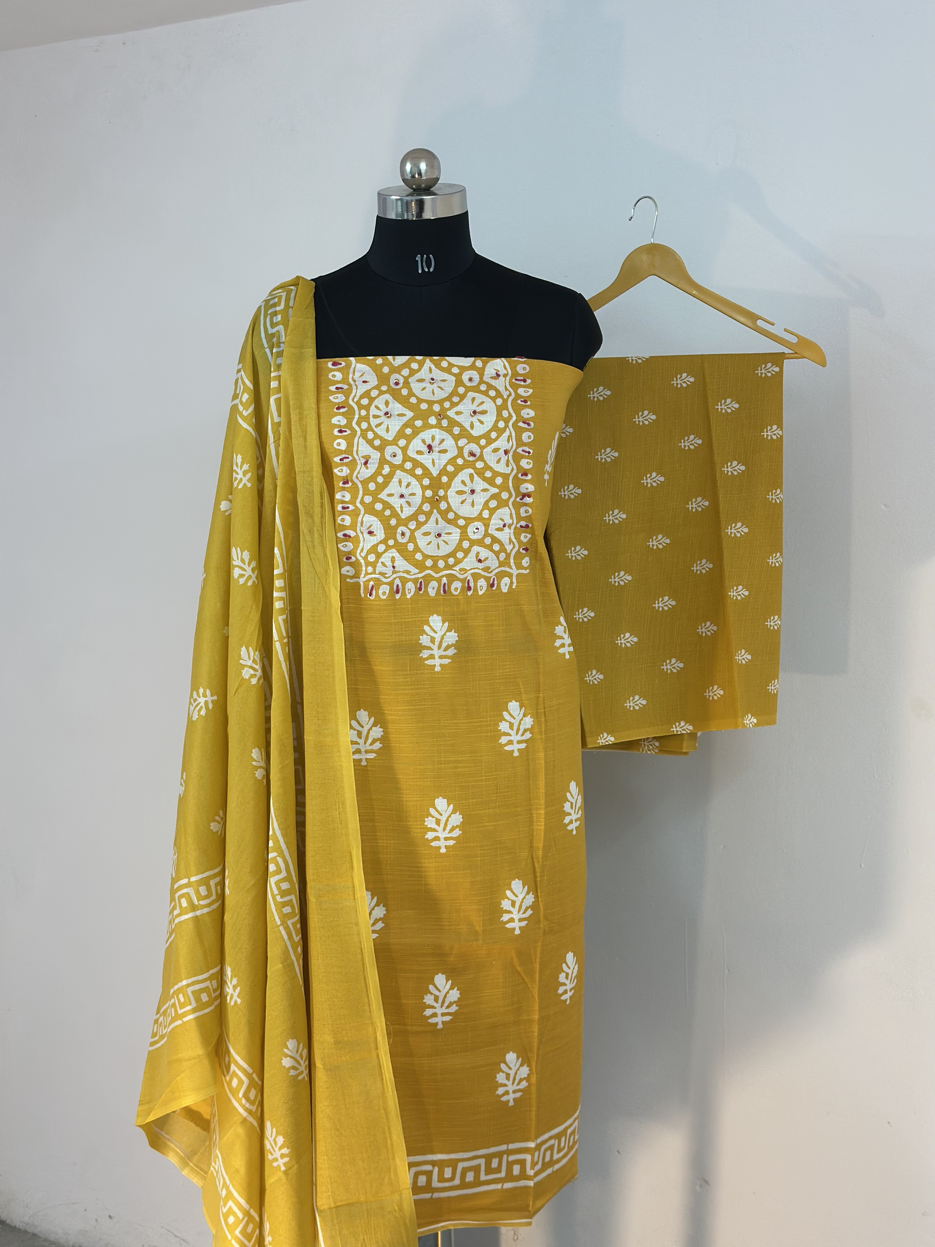 Emboss Culture Thread Yellow Elegant Suit