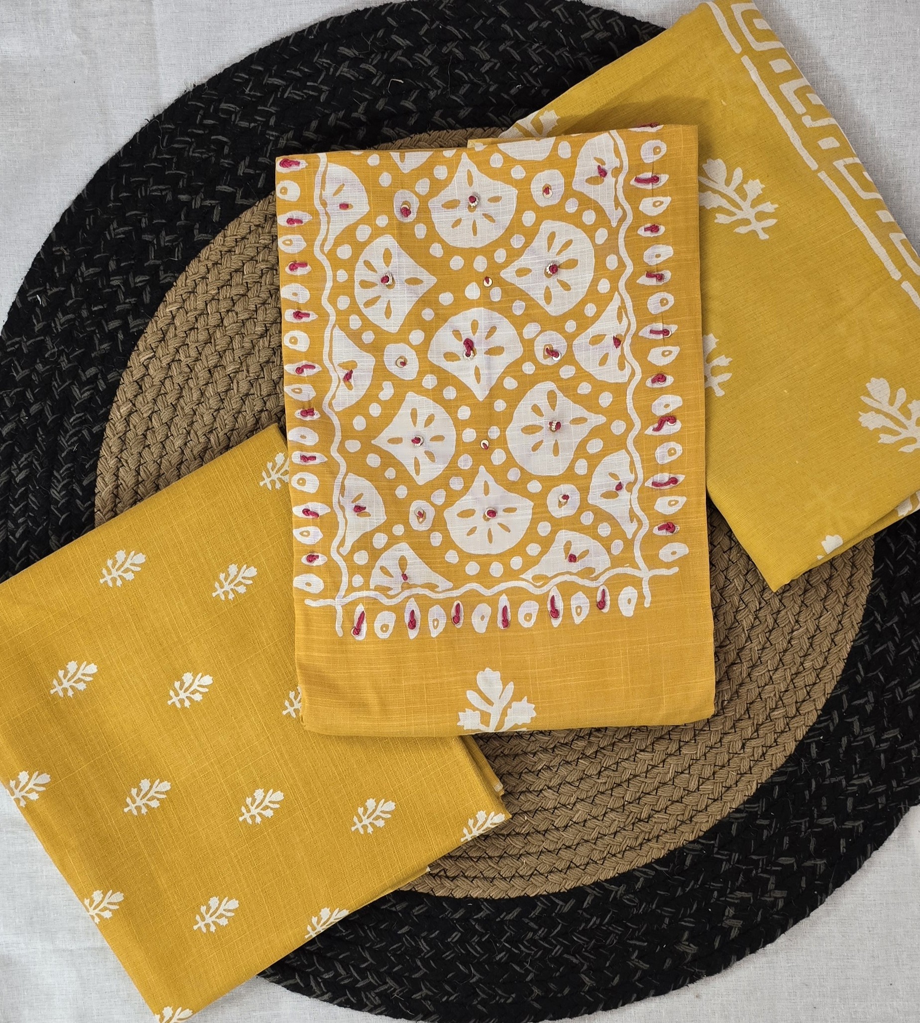Emboss Culture Thread Yellow Elegant Suit