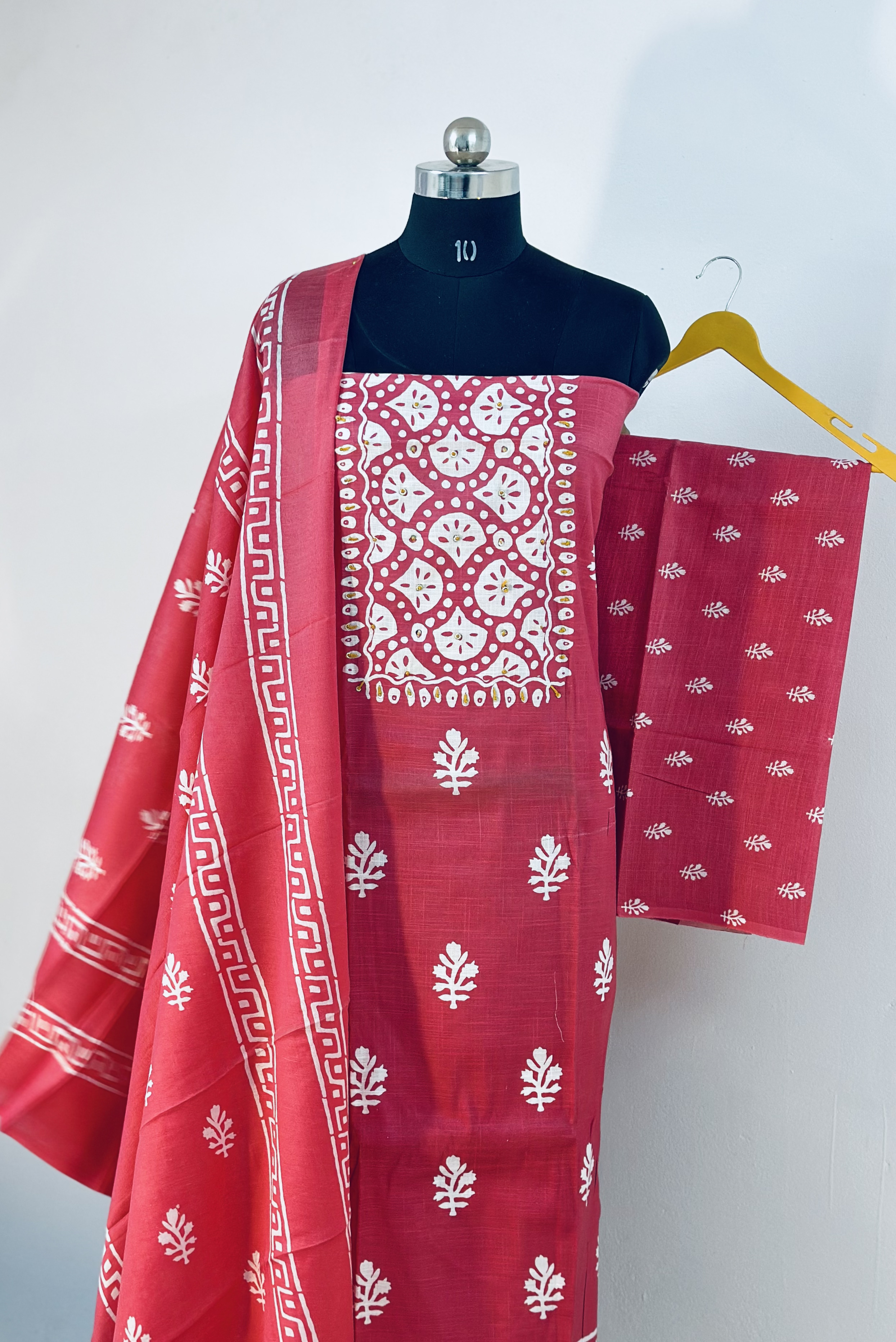 Emboss Culture Thread Pink Elegant Suit
