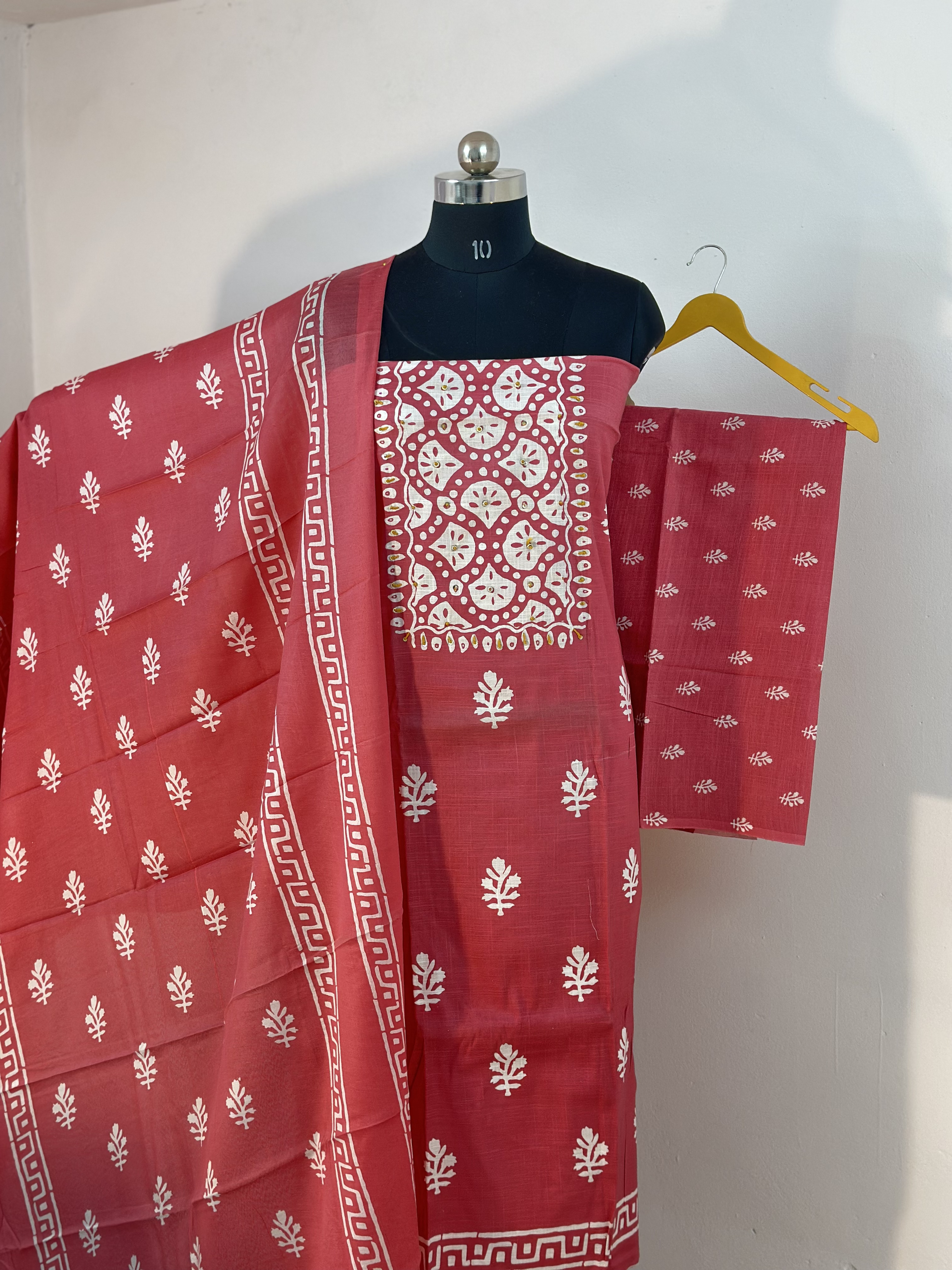 Emboss Culture Thread Pink Elegant Suit