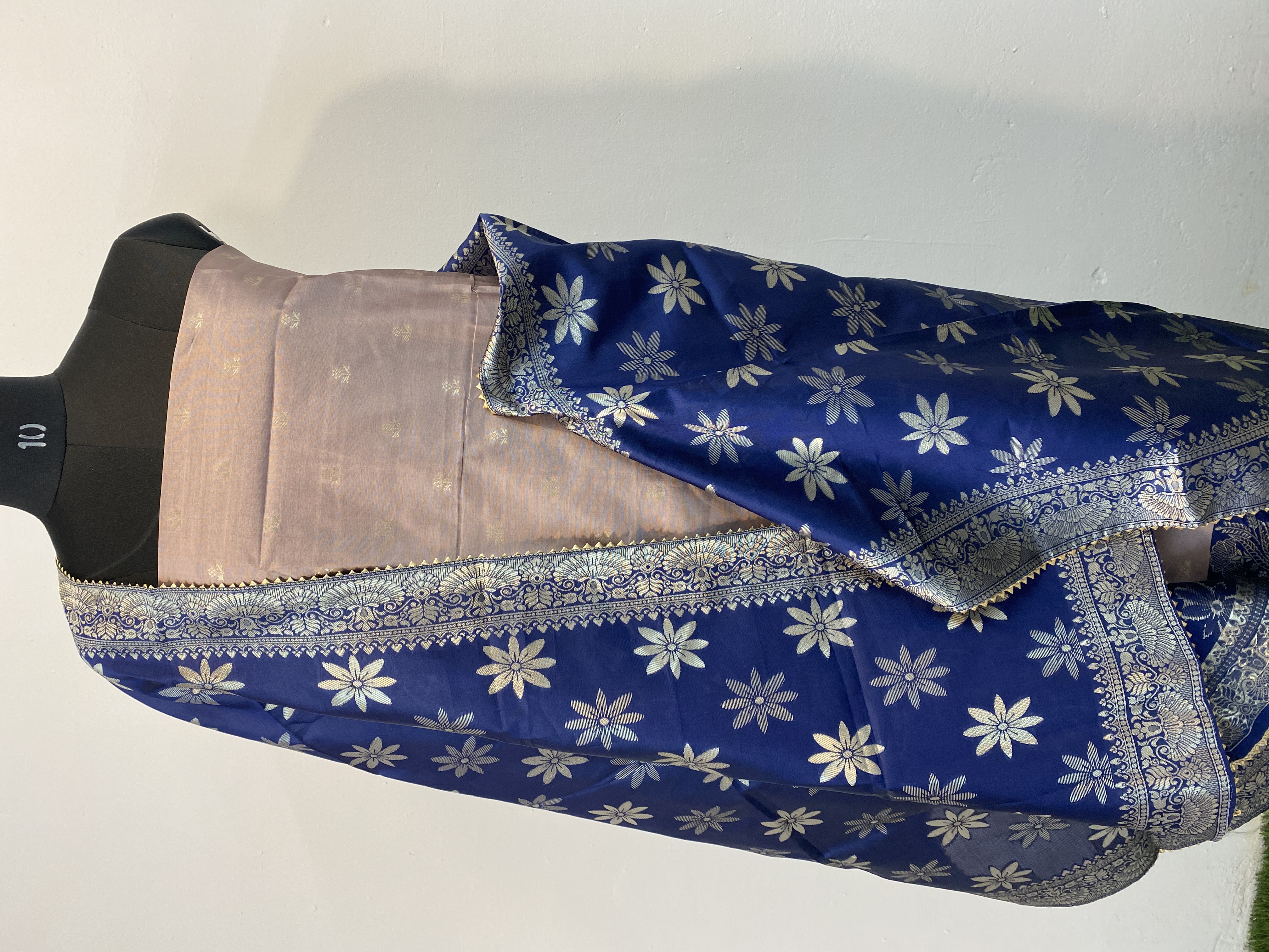 Riwaayat Banarasi Suit