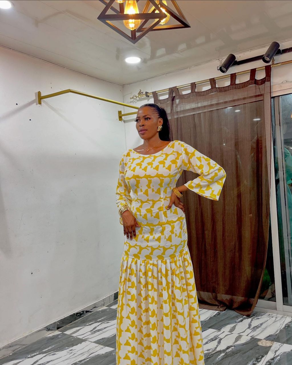 Robe longue à motifs jaunes