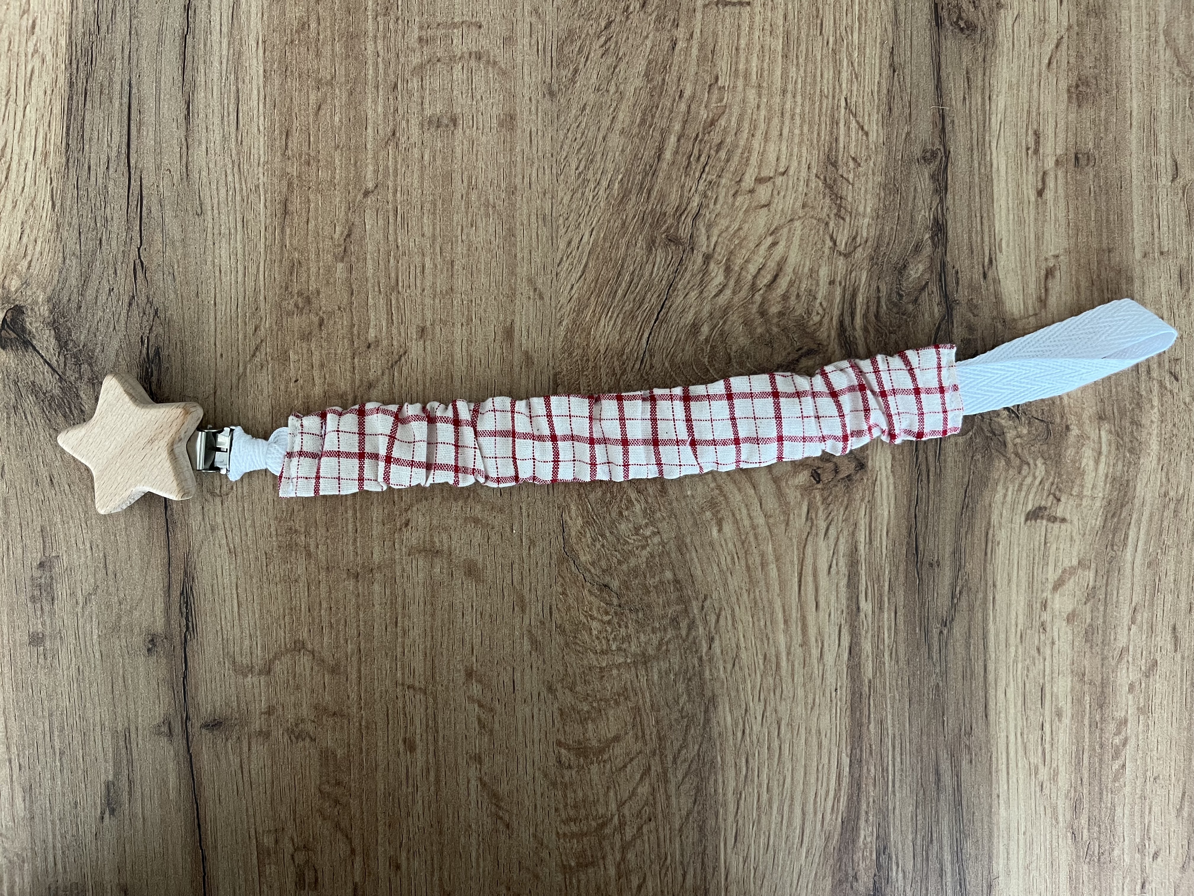 Cuelga chupetes cuadros rojos