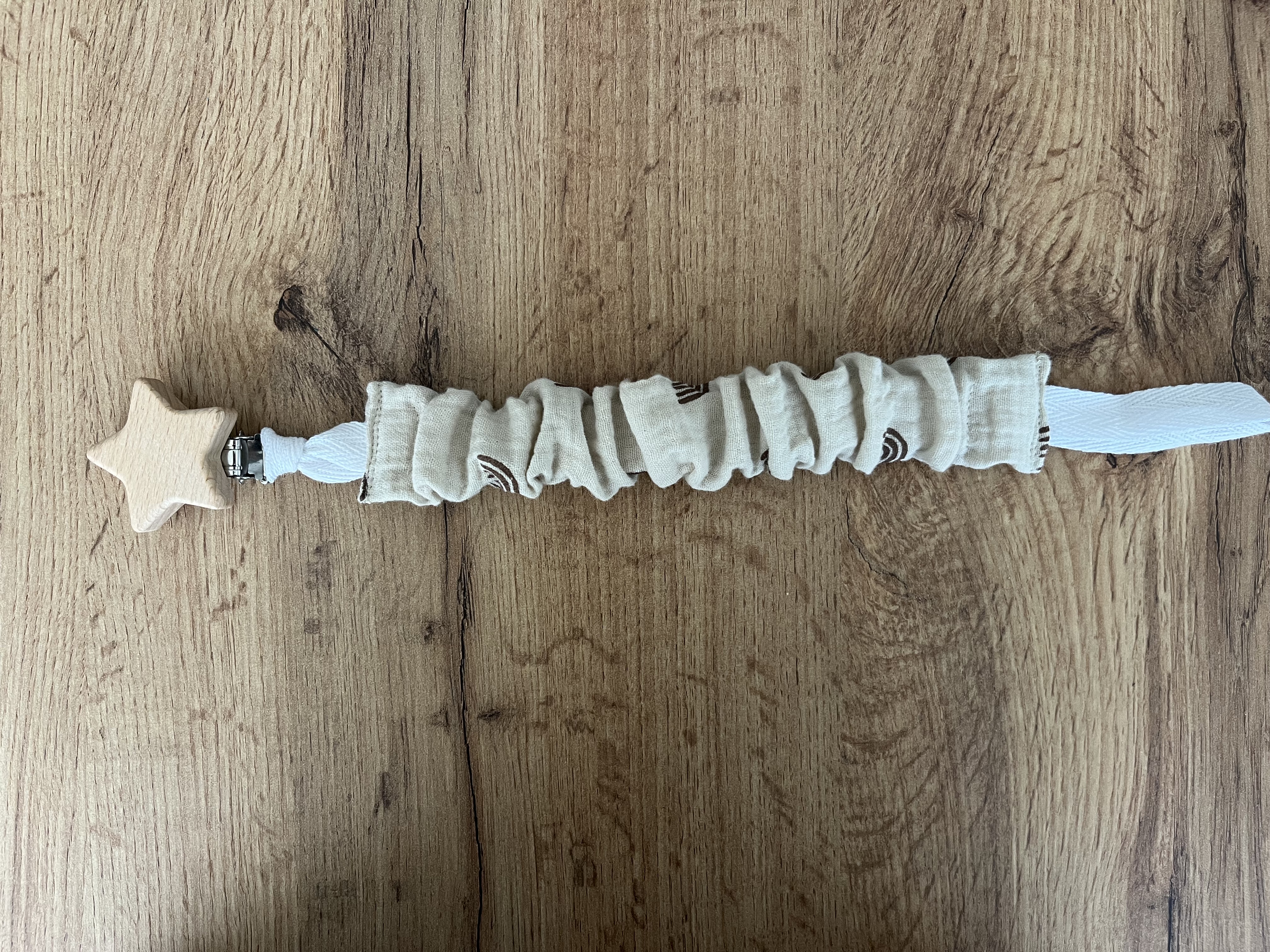 Cuelga chupetes beige arcoíris