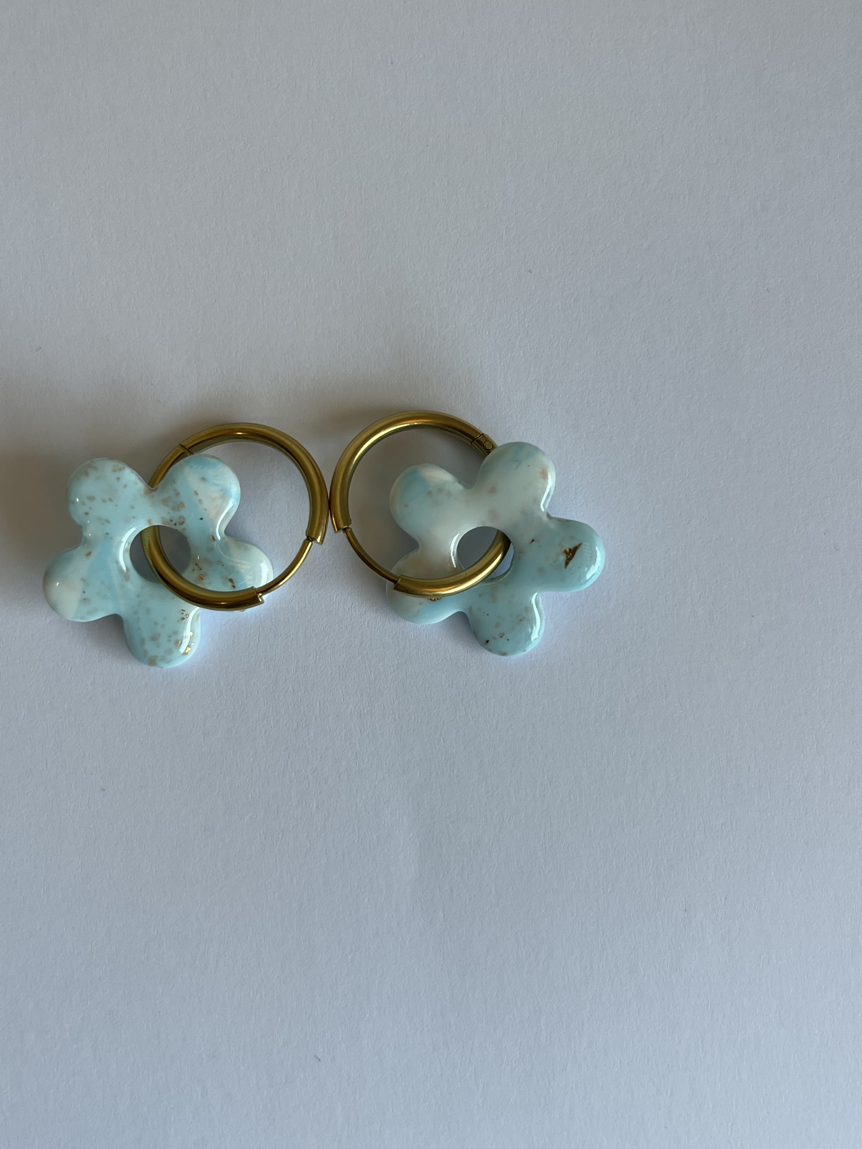 Aro charms azul marmolado 