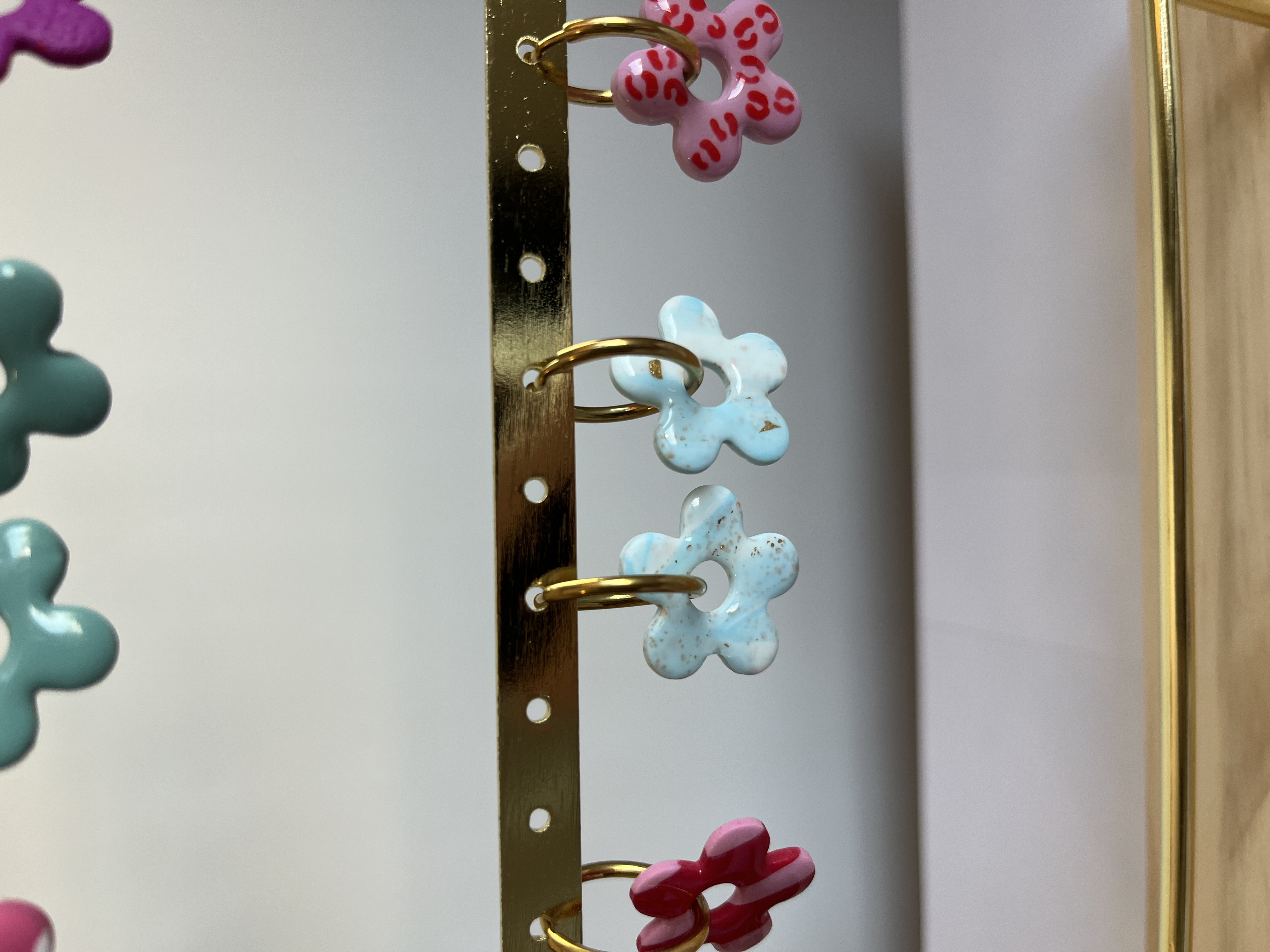 Aro charms azul marmolado 