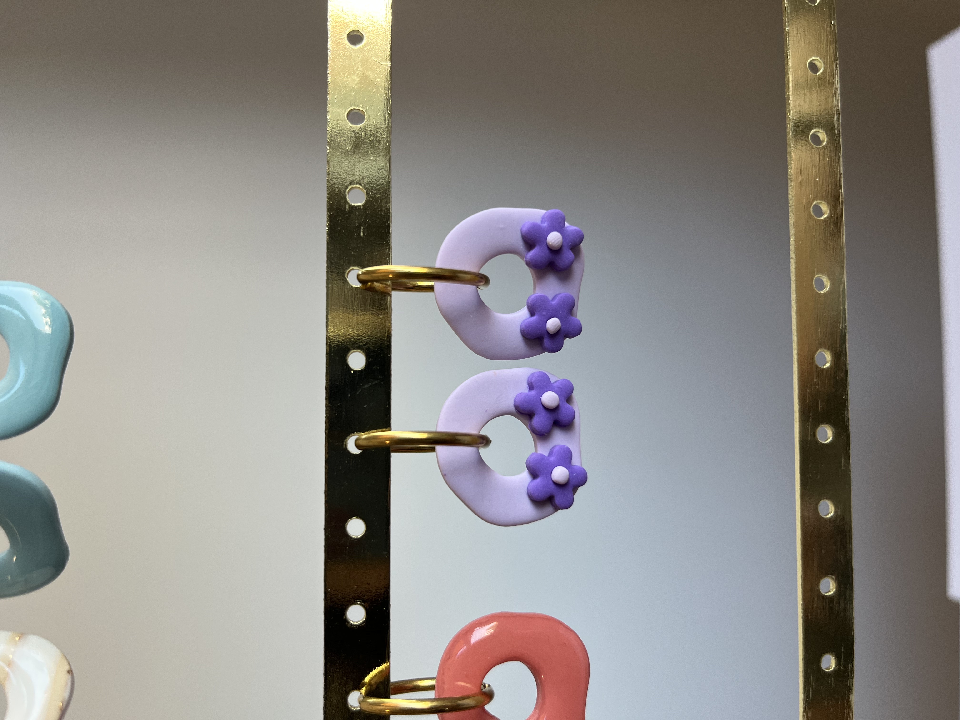 Aro charms Lila flores 