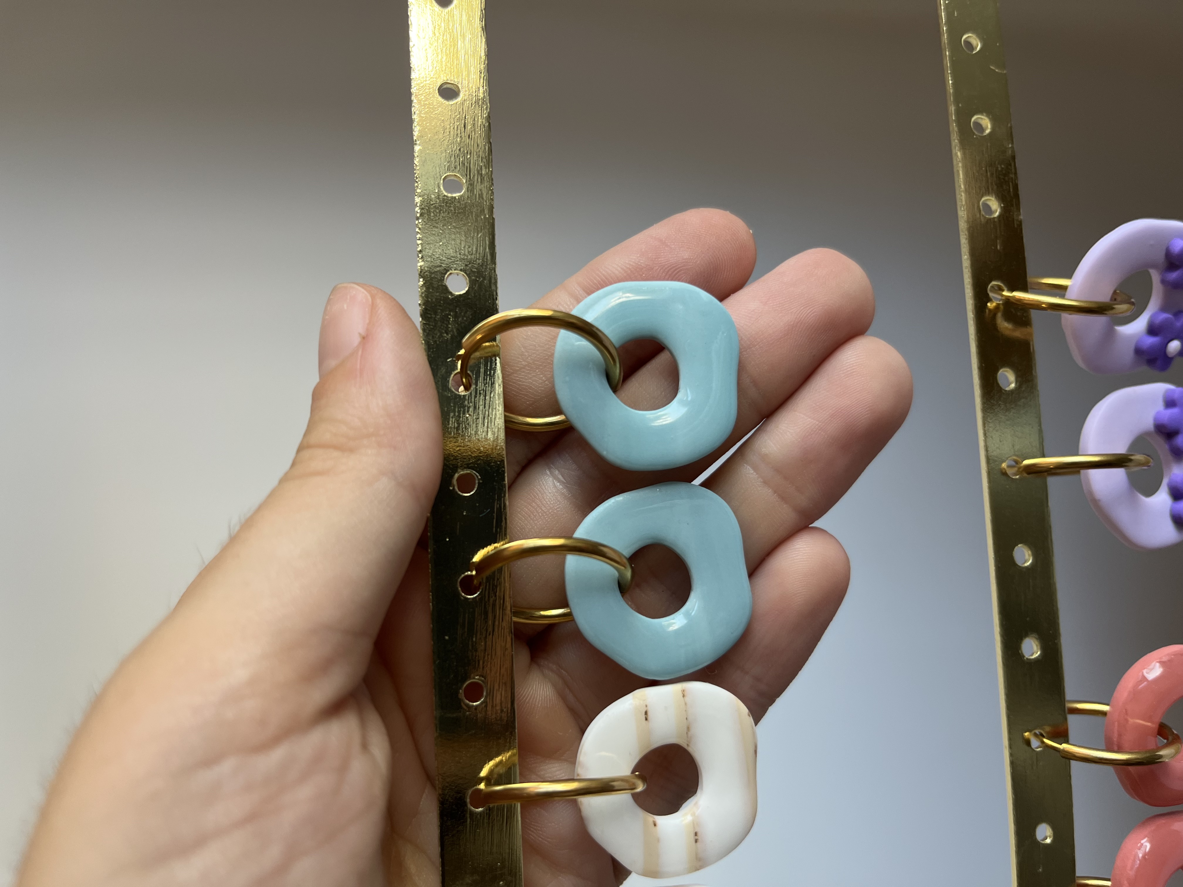 Aro charms turquesa marmolado 