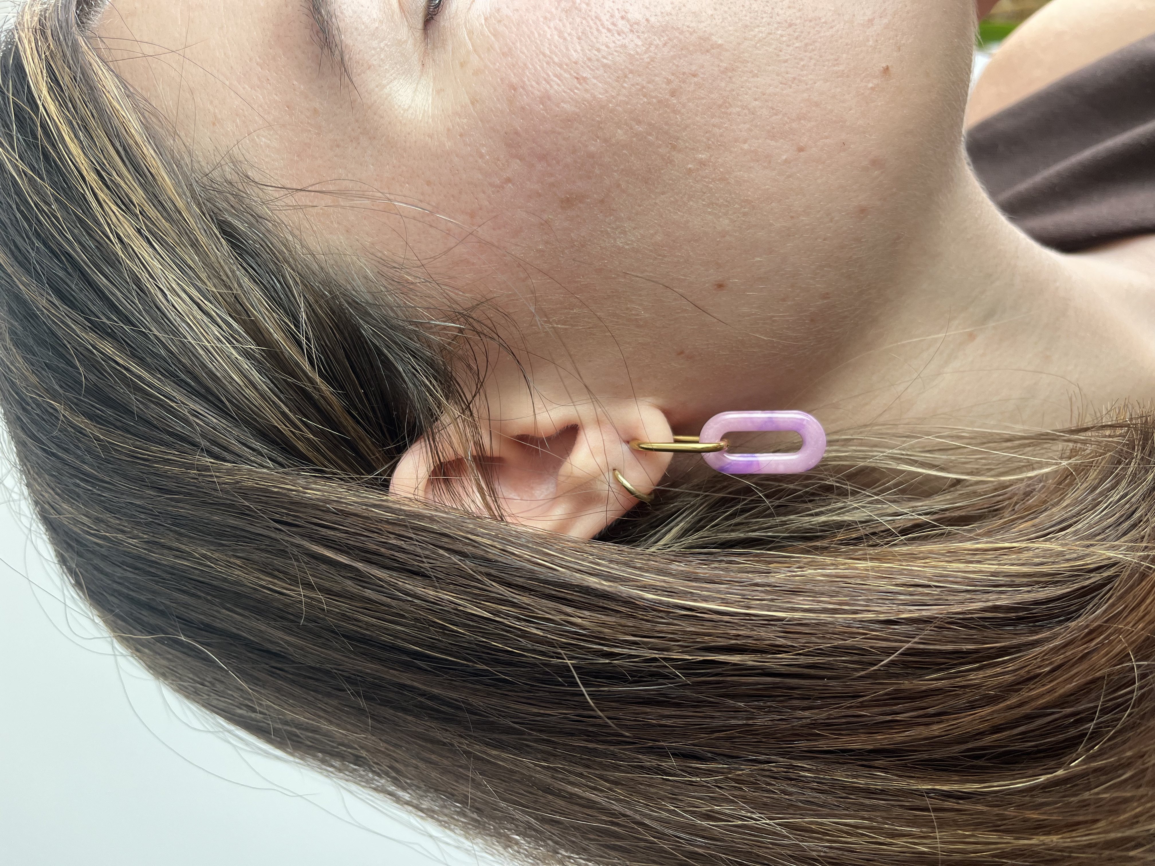 Aro con capsula marmolada rosa