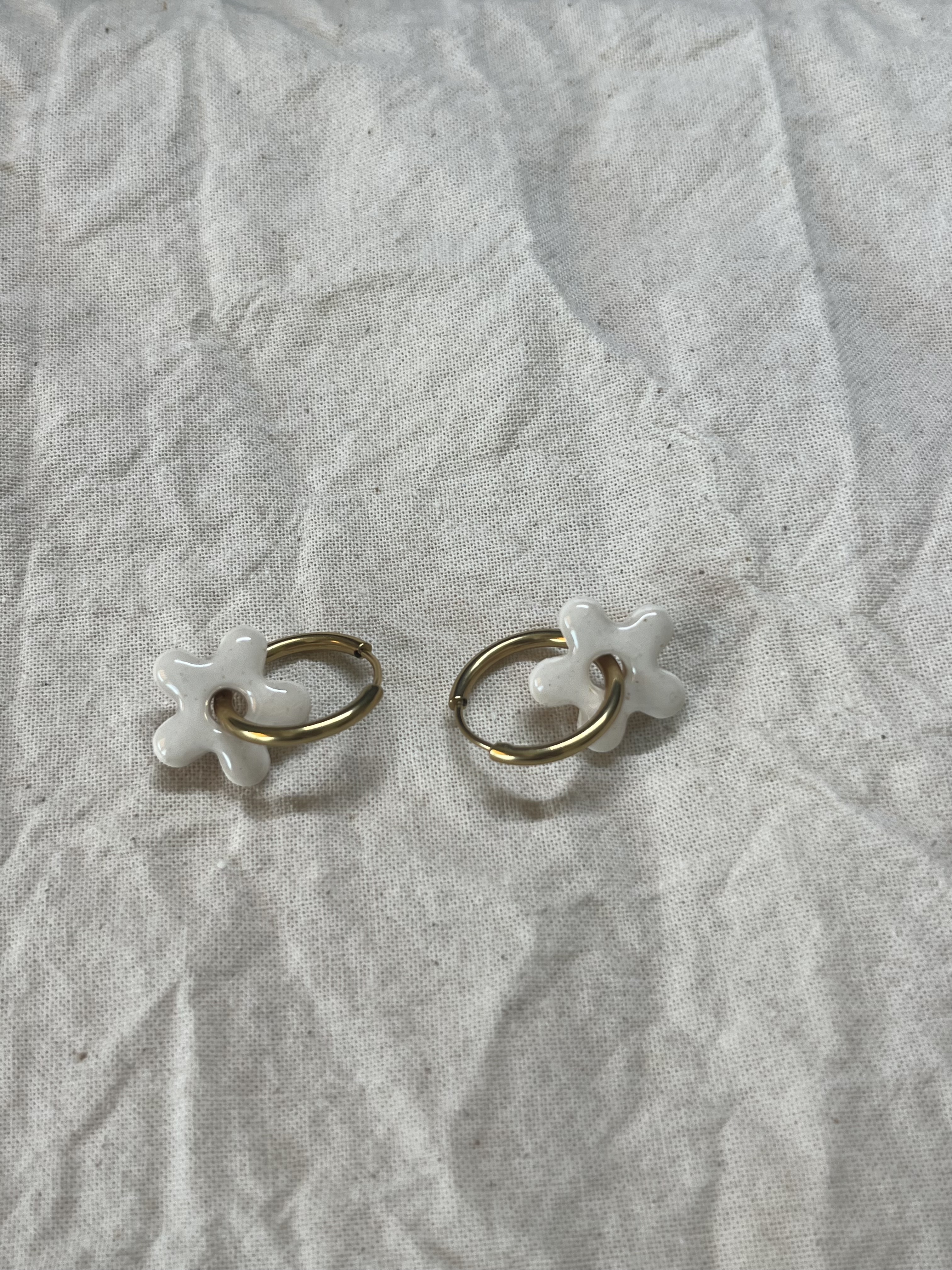 Aro charms flor mini beige y dorado