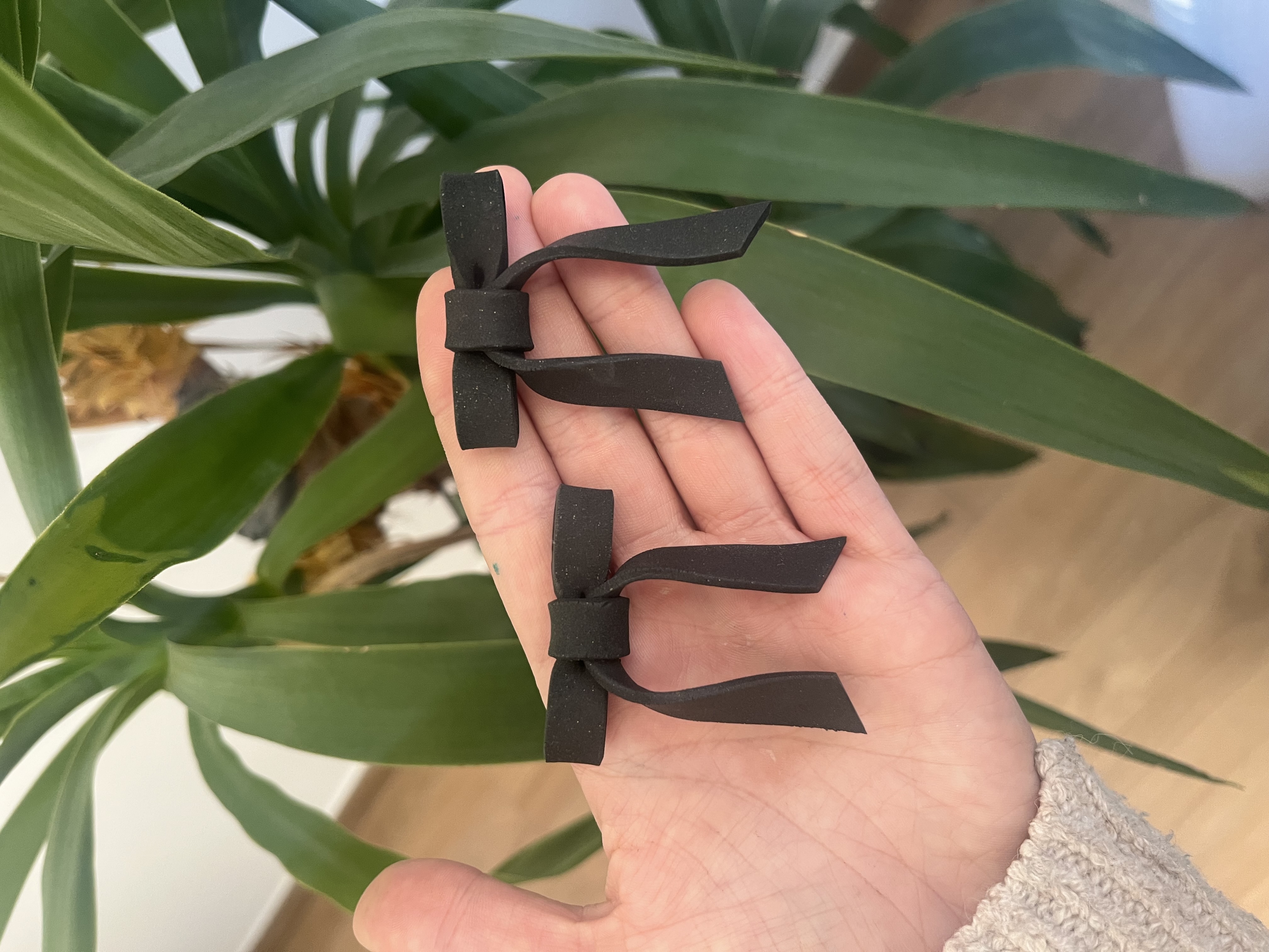 Lazos negros con destellos dorados 