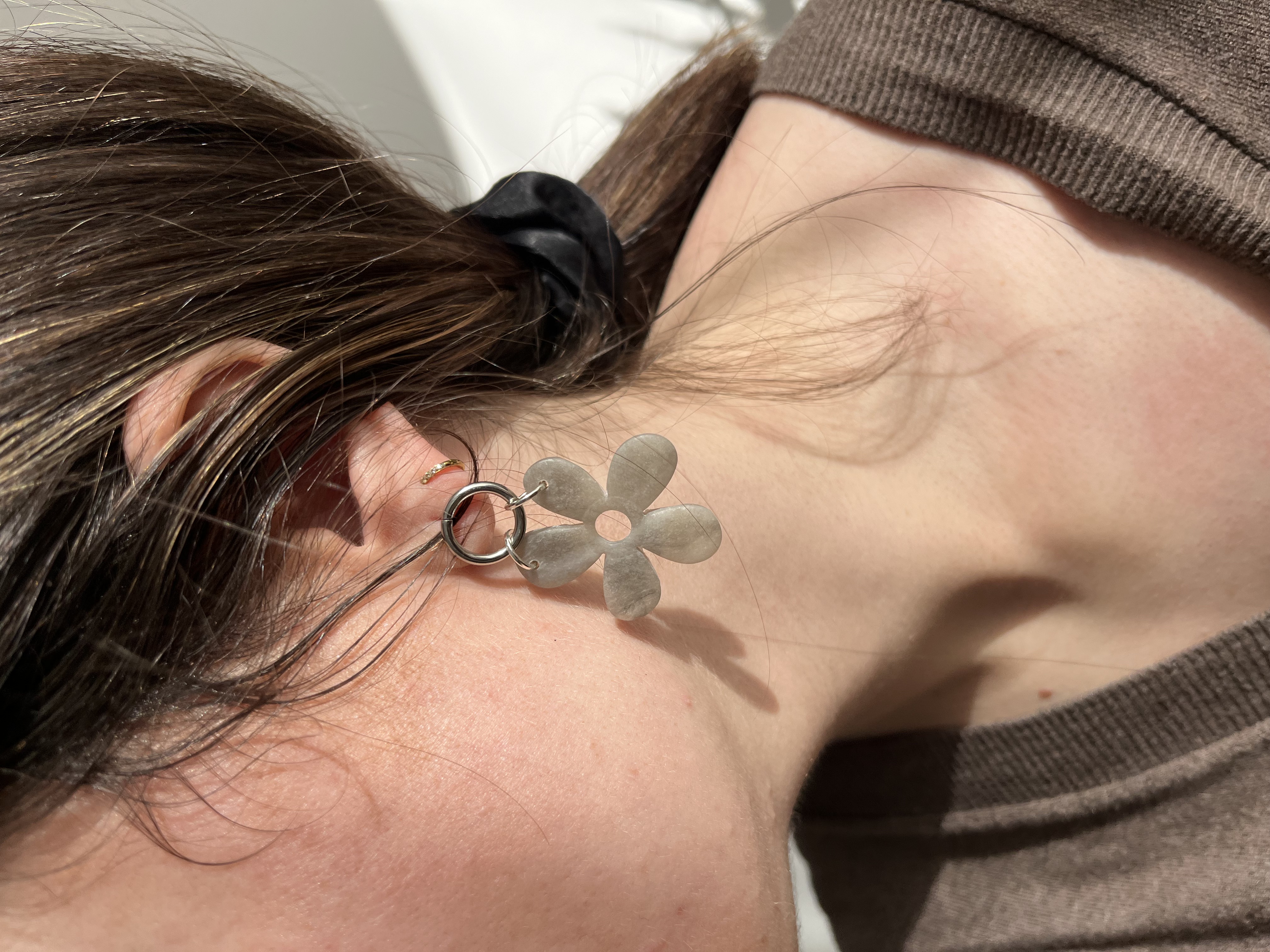 Flor beige dorada/plateada 