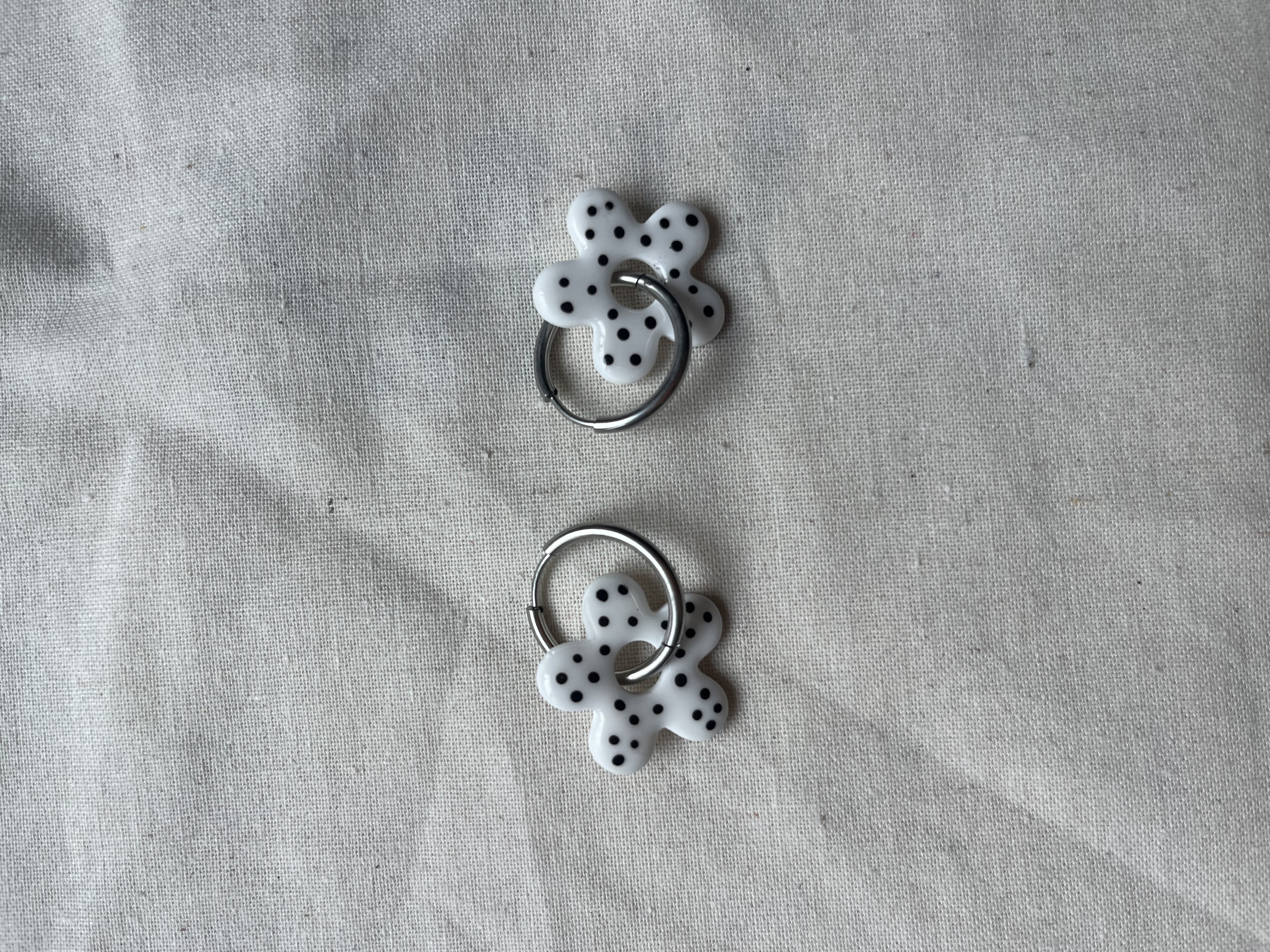 Aro charms flor blanca y puntos 