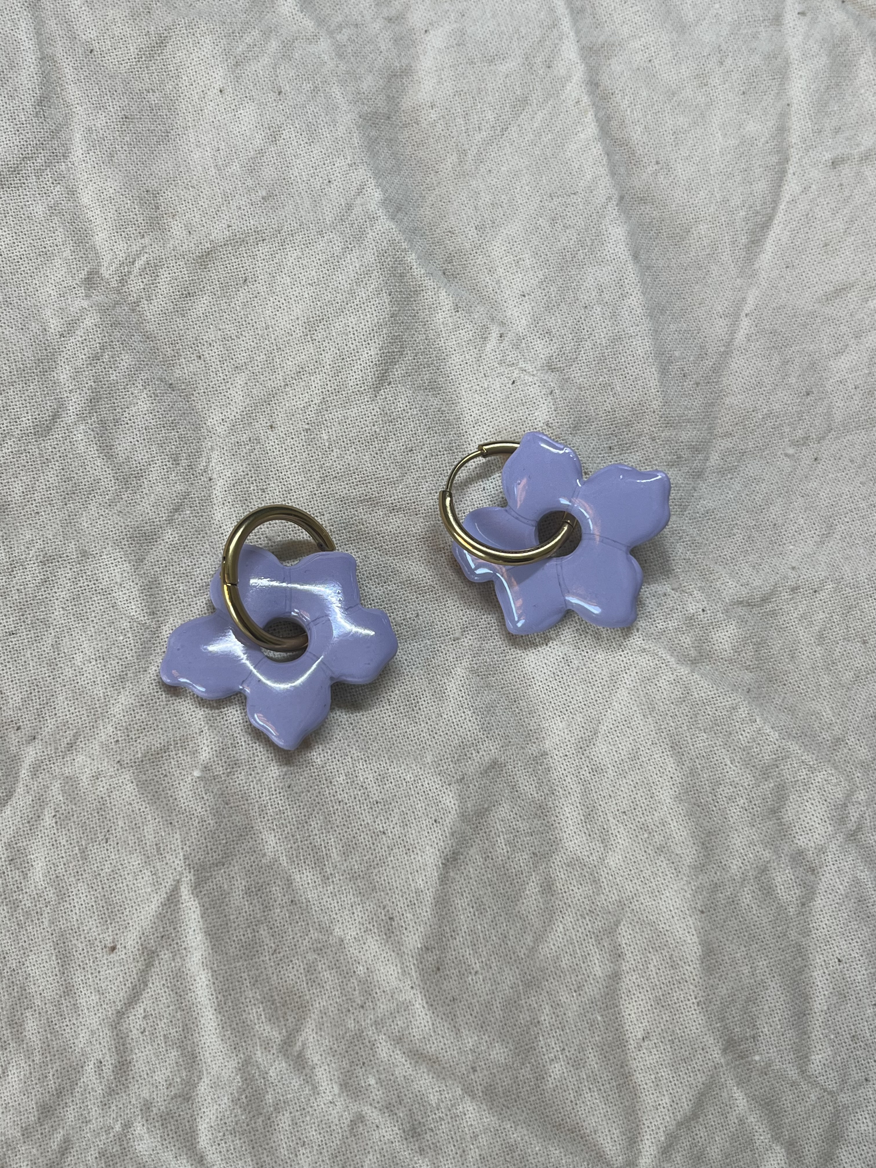 Aro charms flor hibiscus Lila azulado 